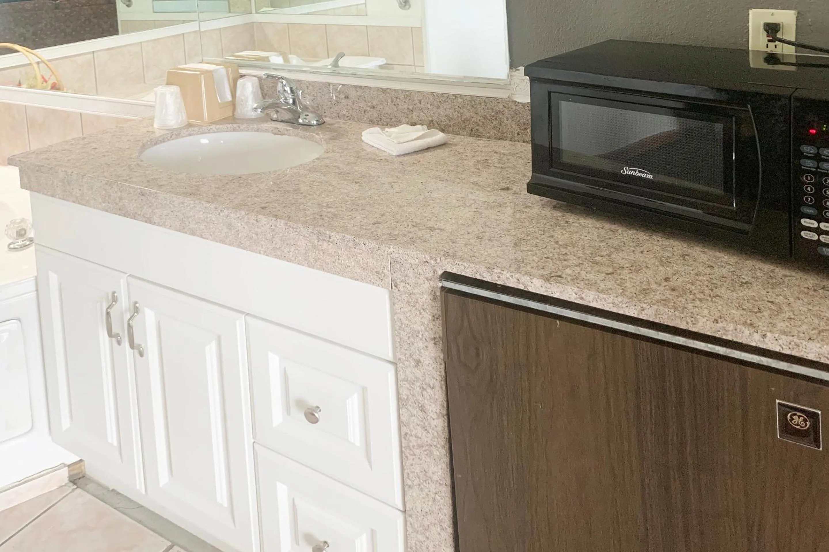 Kitchen or kitchenette in Lakeview Inn