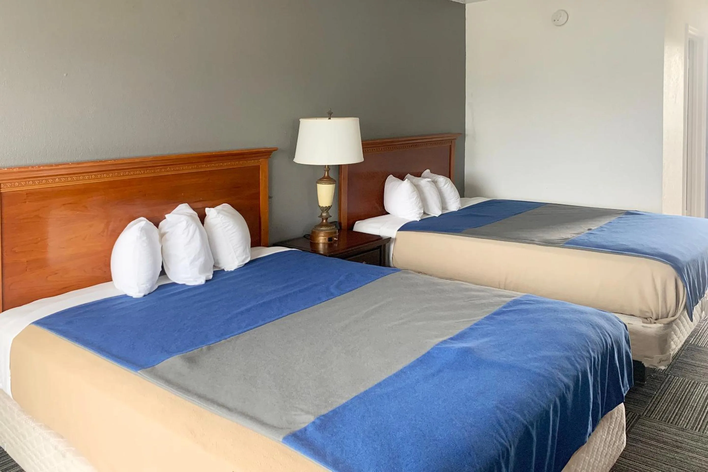 Bedroom in Lakeview Inn