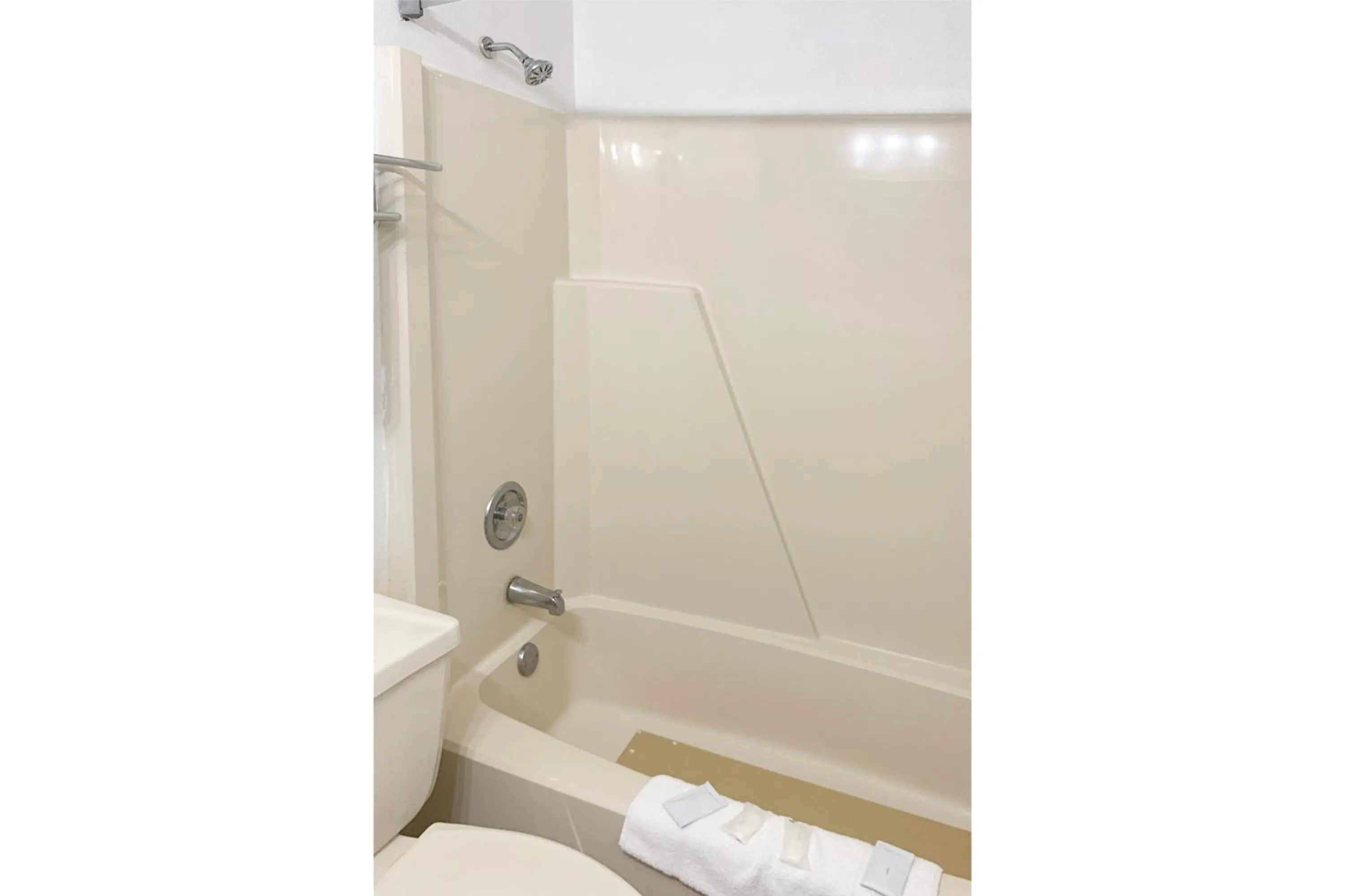 Shower in Lakeview Inn