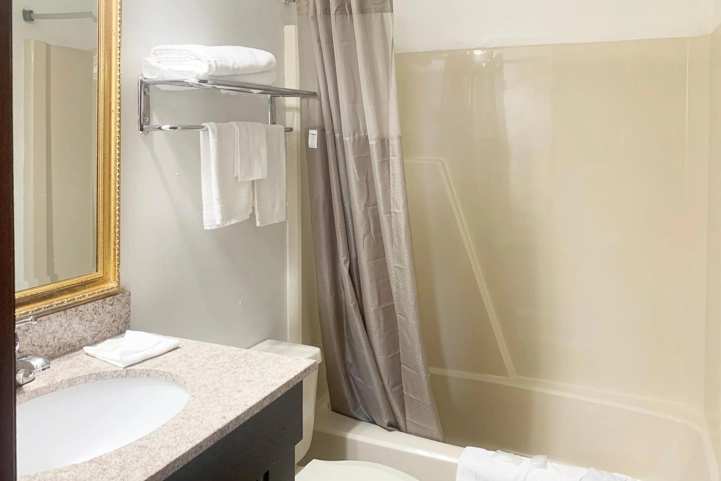 Bathroom in Lakeview Inn