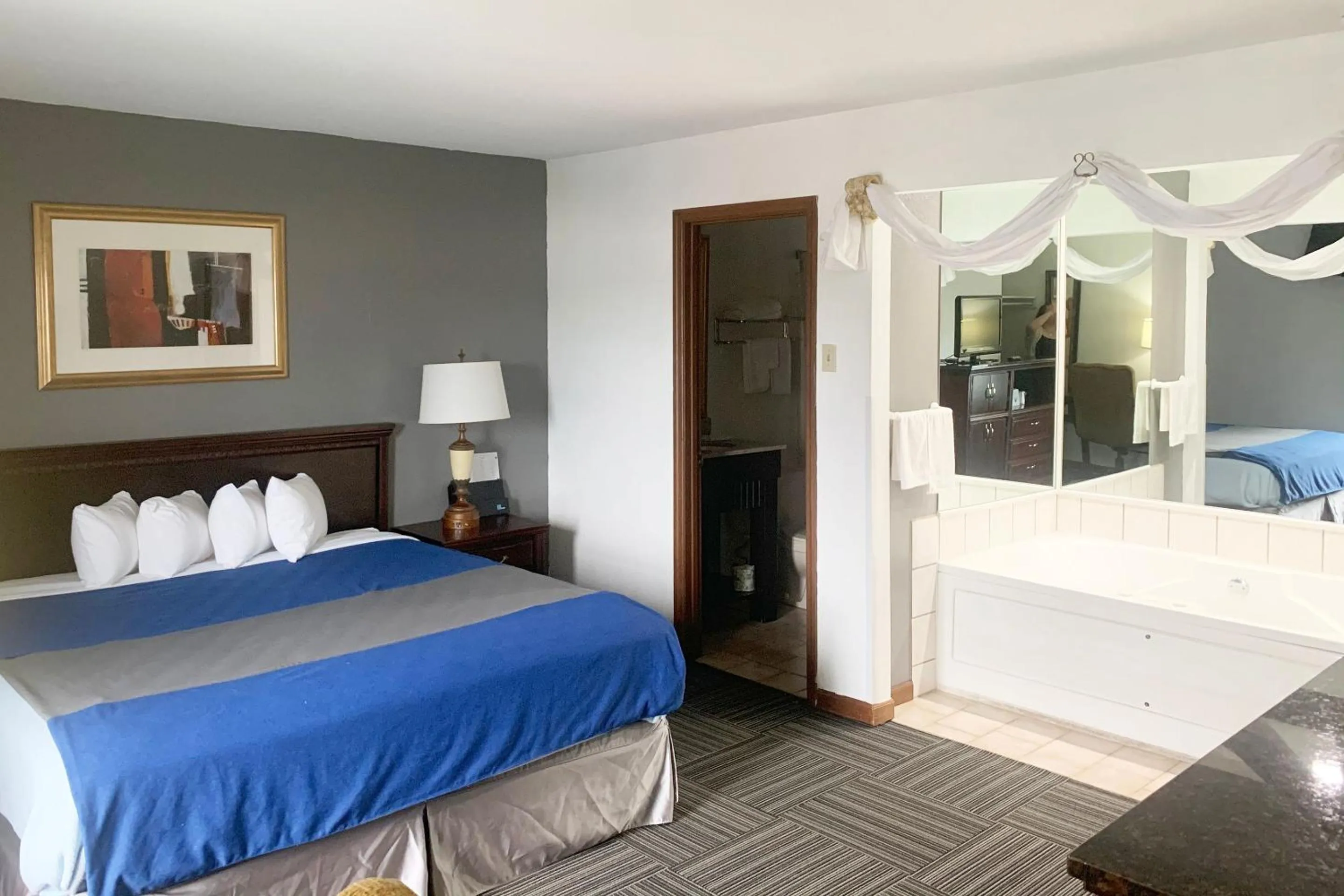 Bedroom in Lakeview Inn