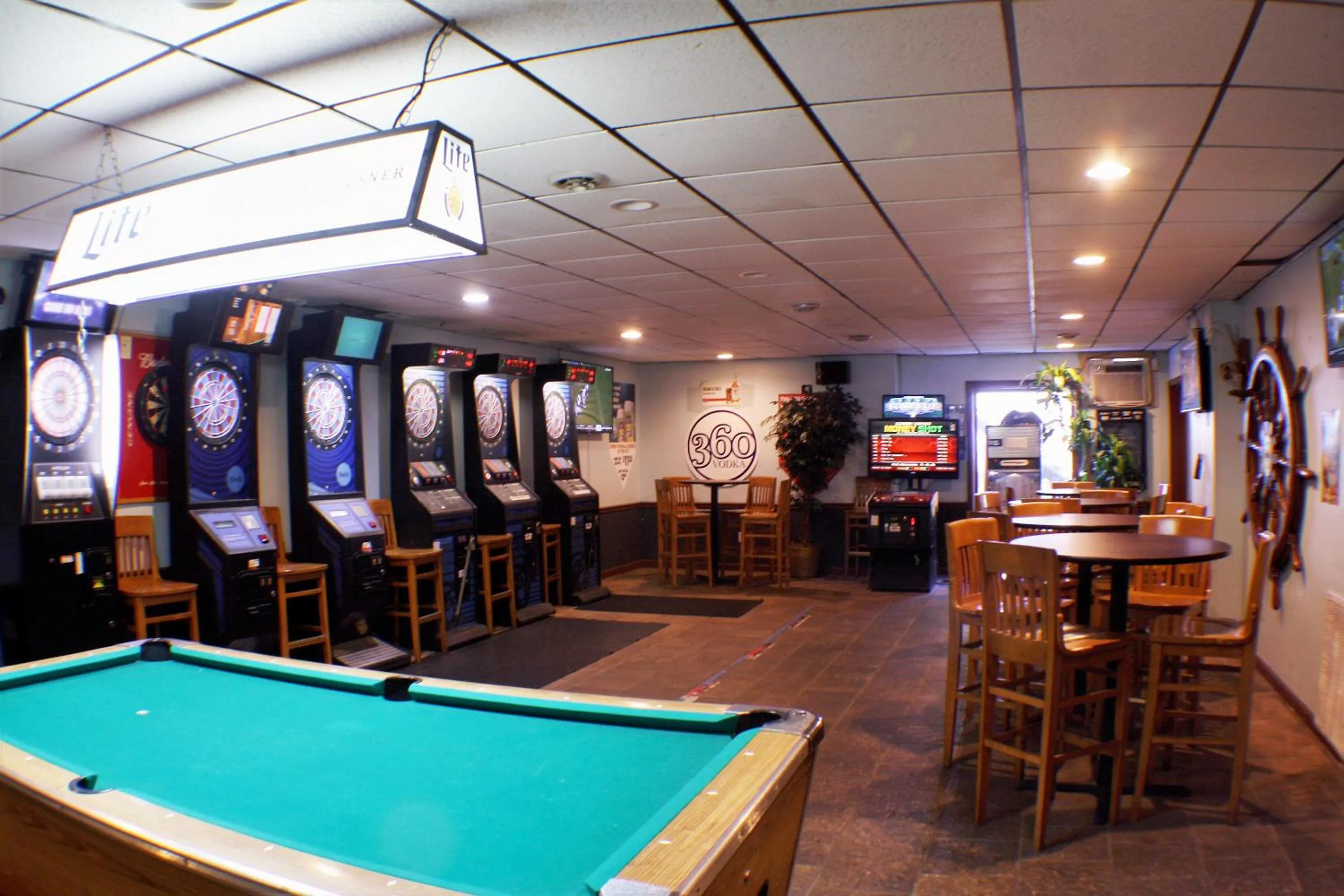 Lounge or bar in Lakeview Inn