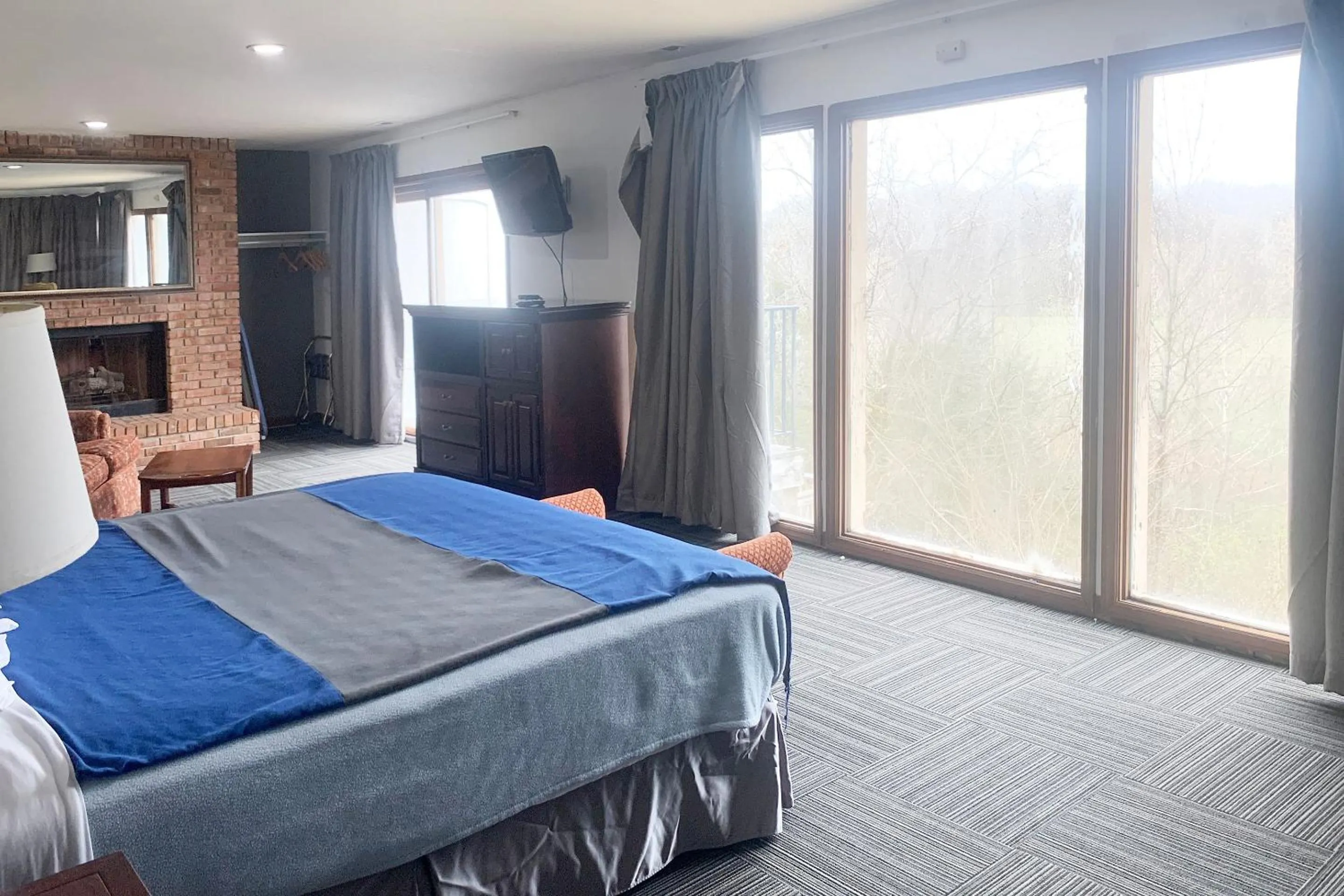 Bedroom in Lakeview Inn