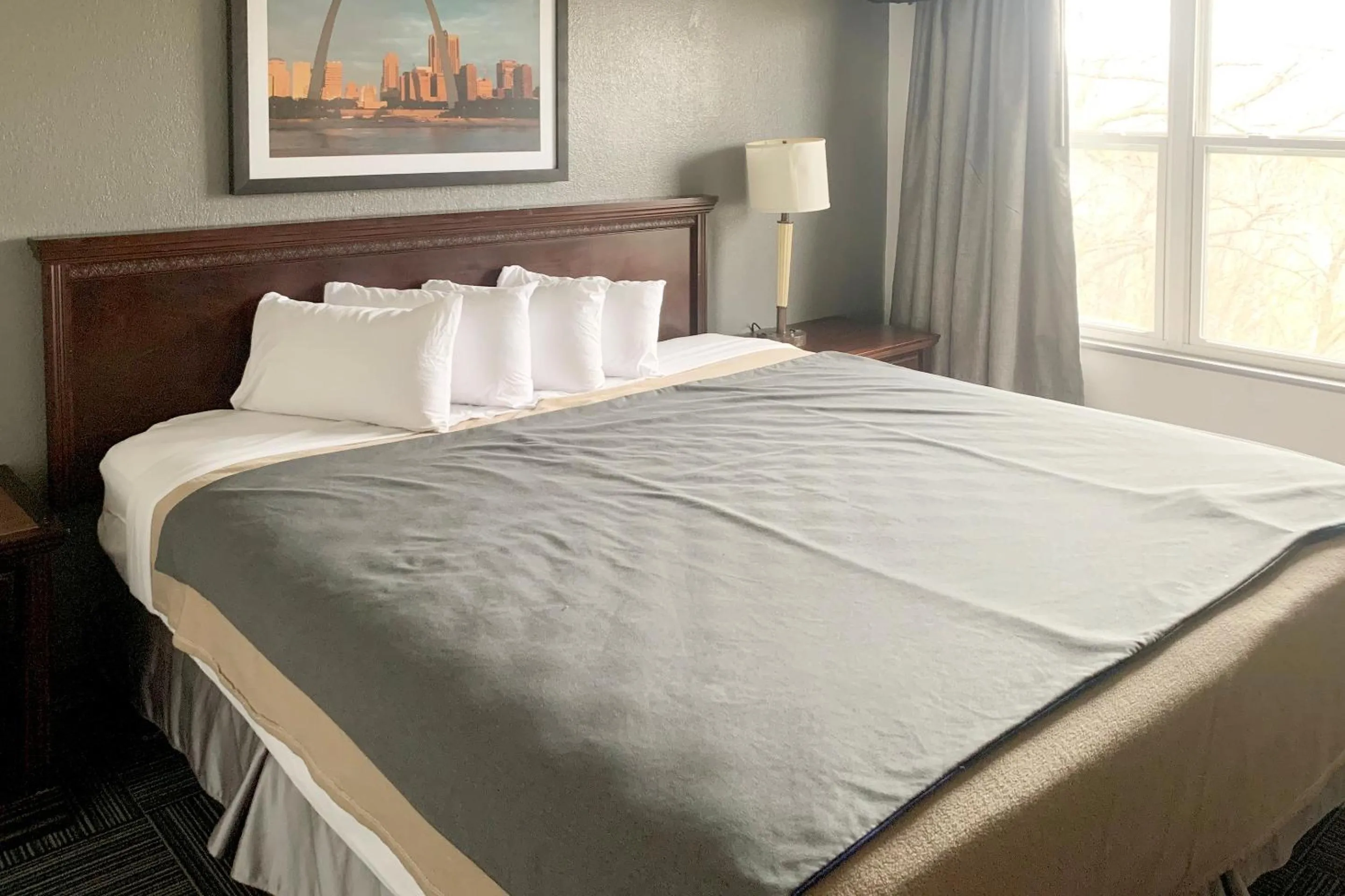 Bedroom in Lakeview Inn