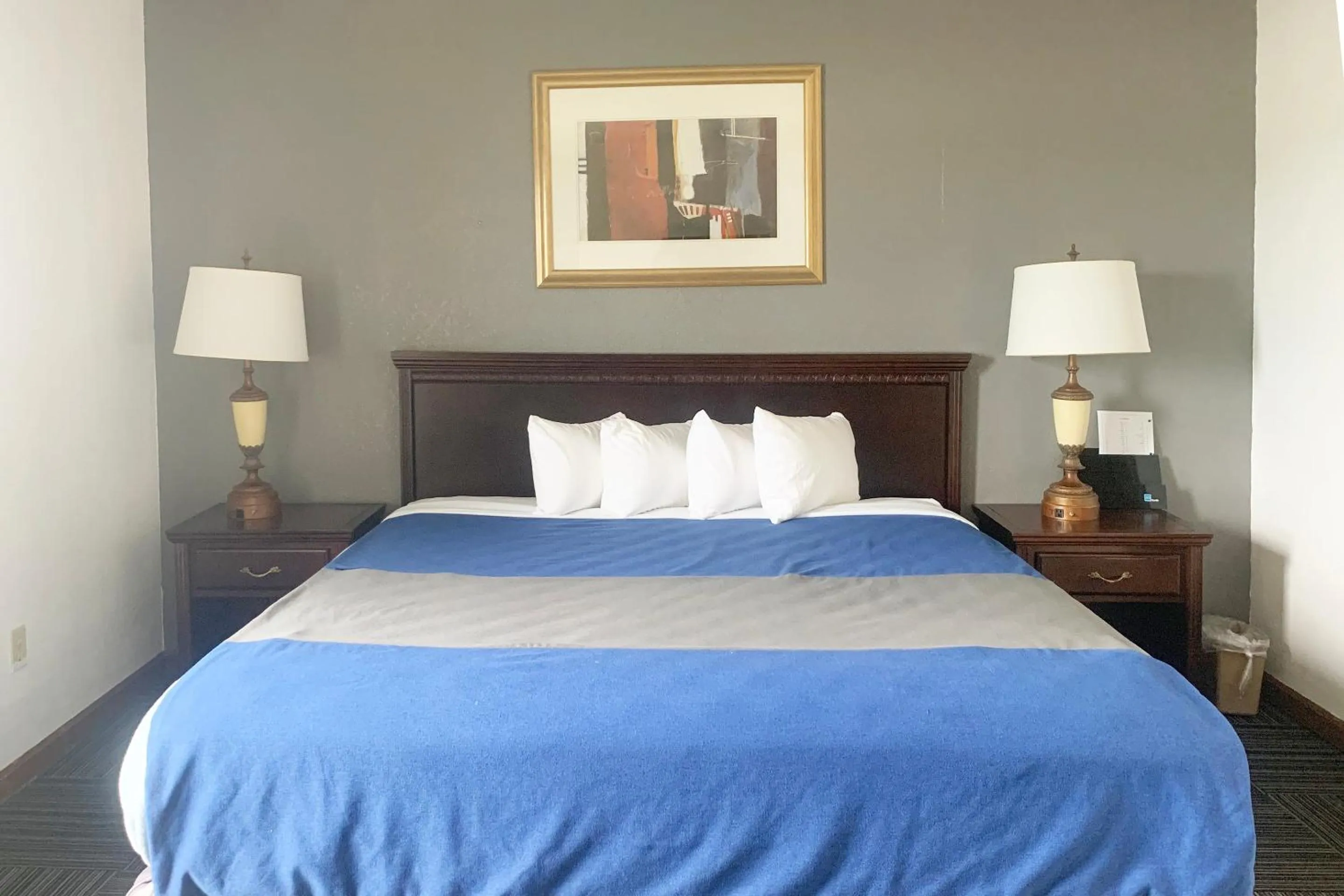 Bedroom in Lakeview Inn