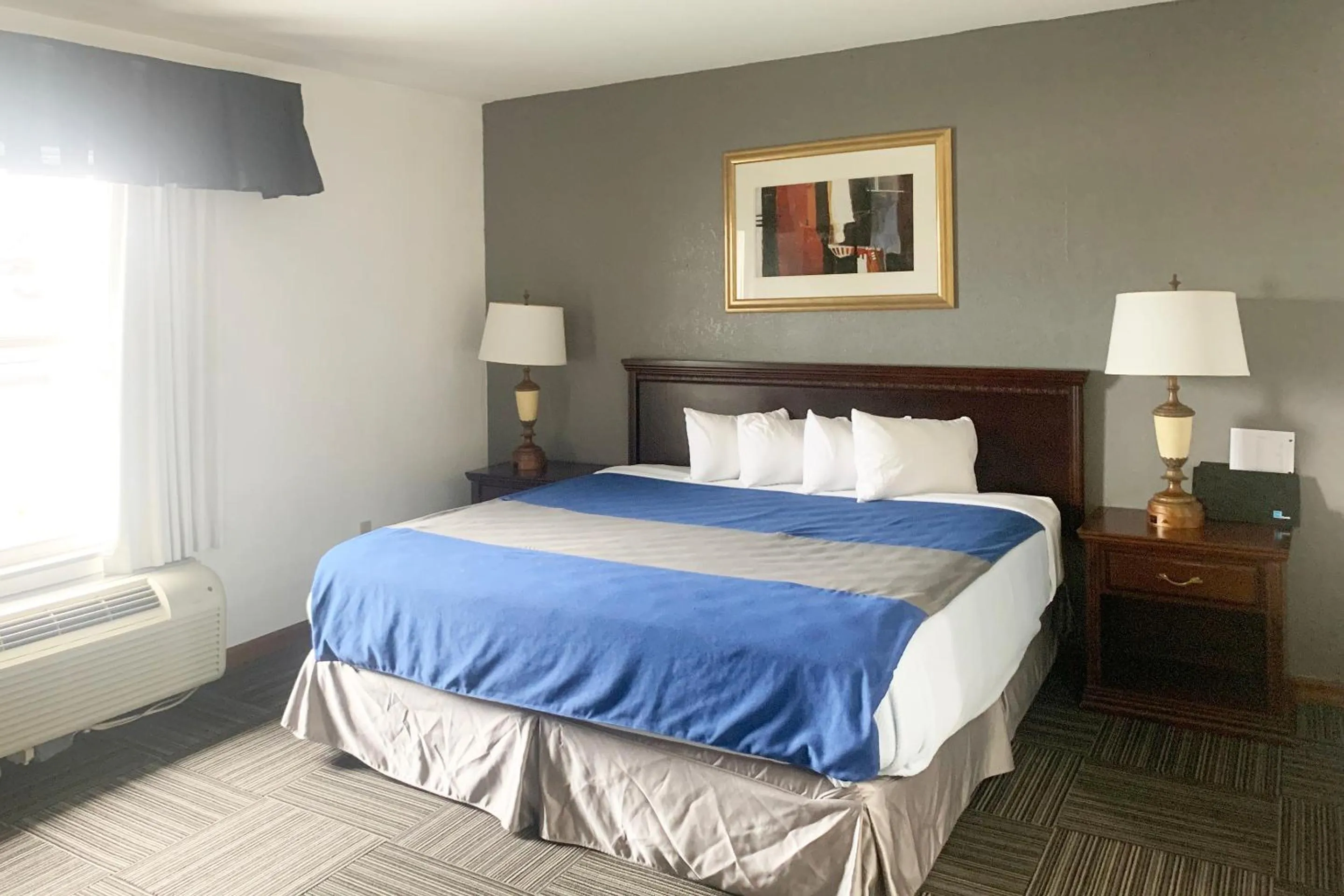 Bedroom in Lakeview Inn