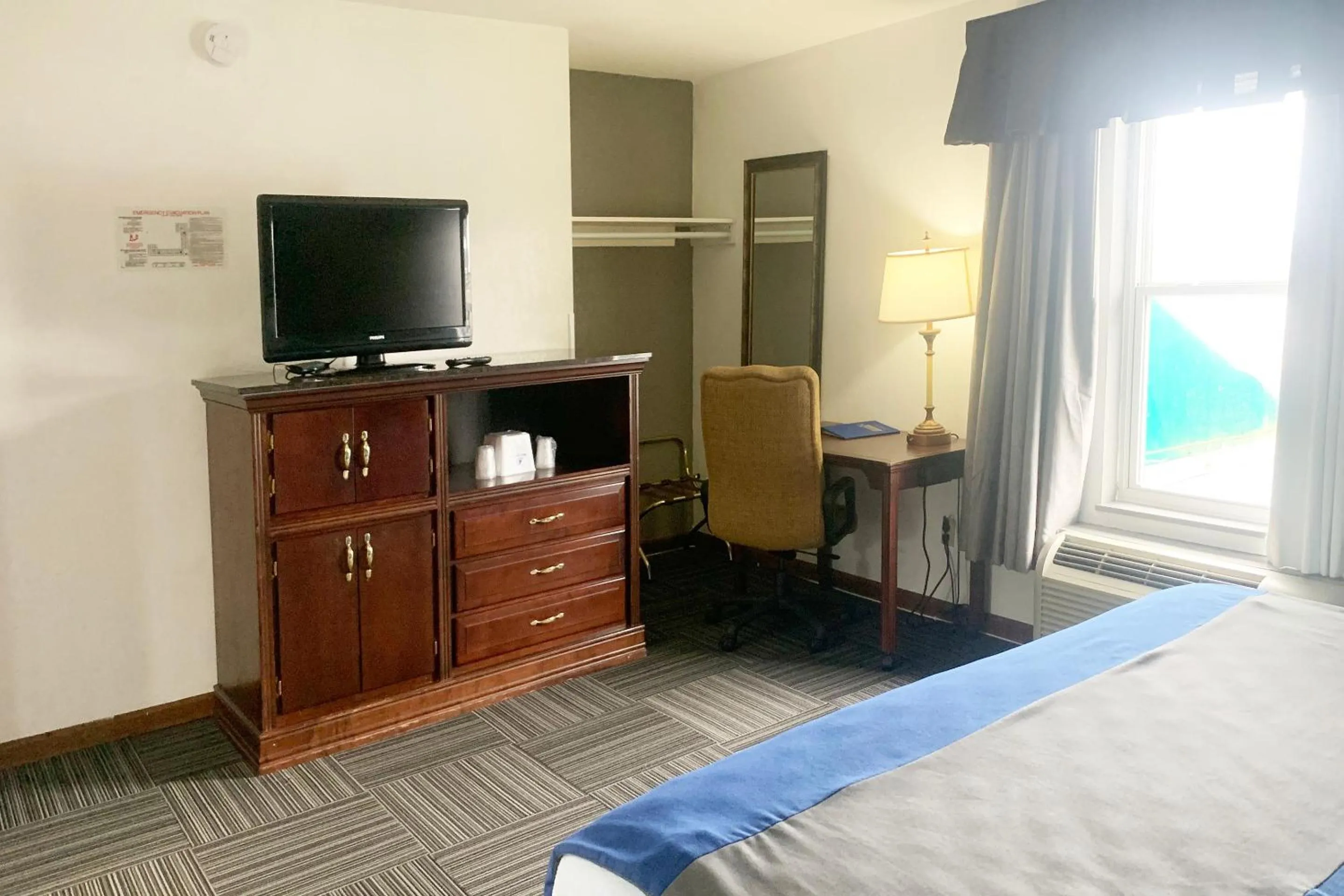 Bedroom in Lakeview Inn