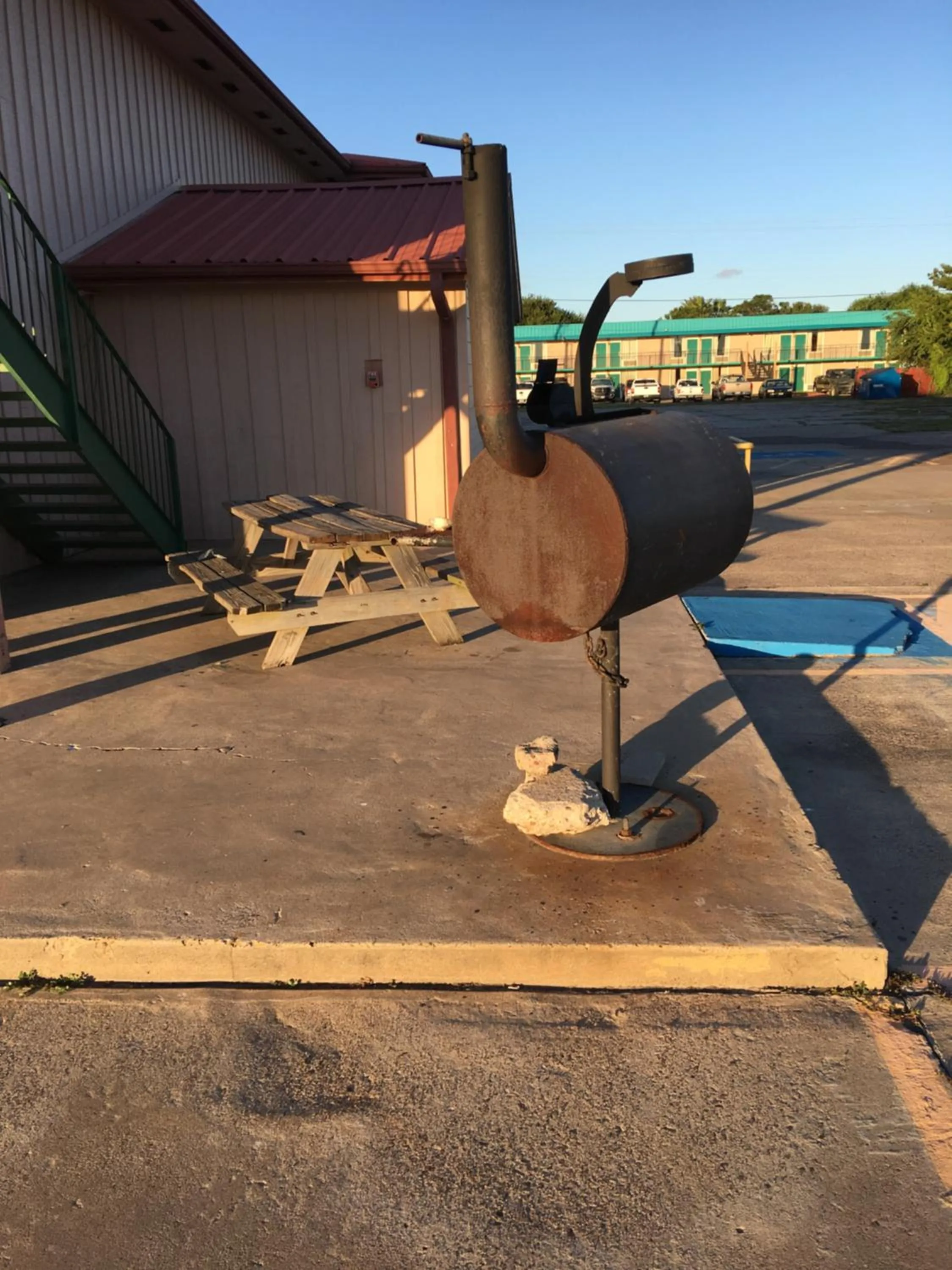 BBQ facilities in Chaparral Motel