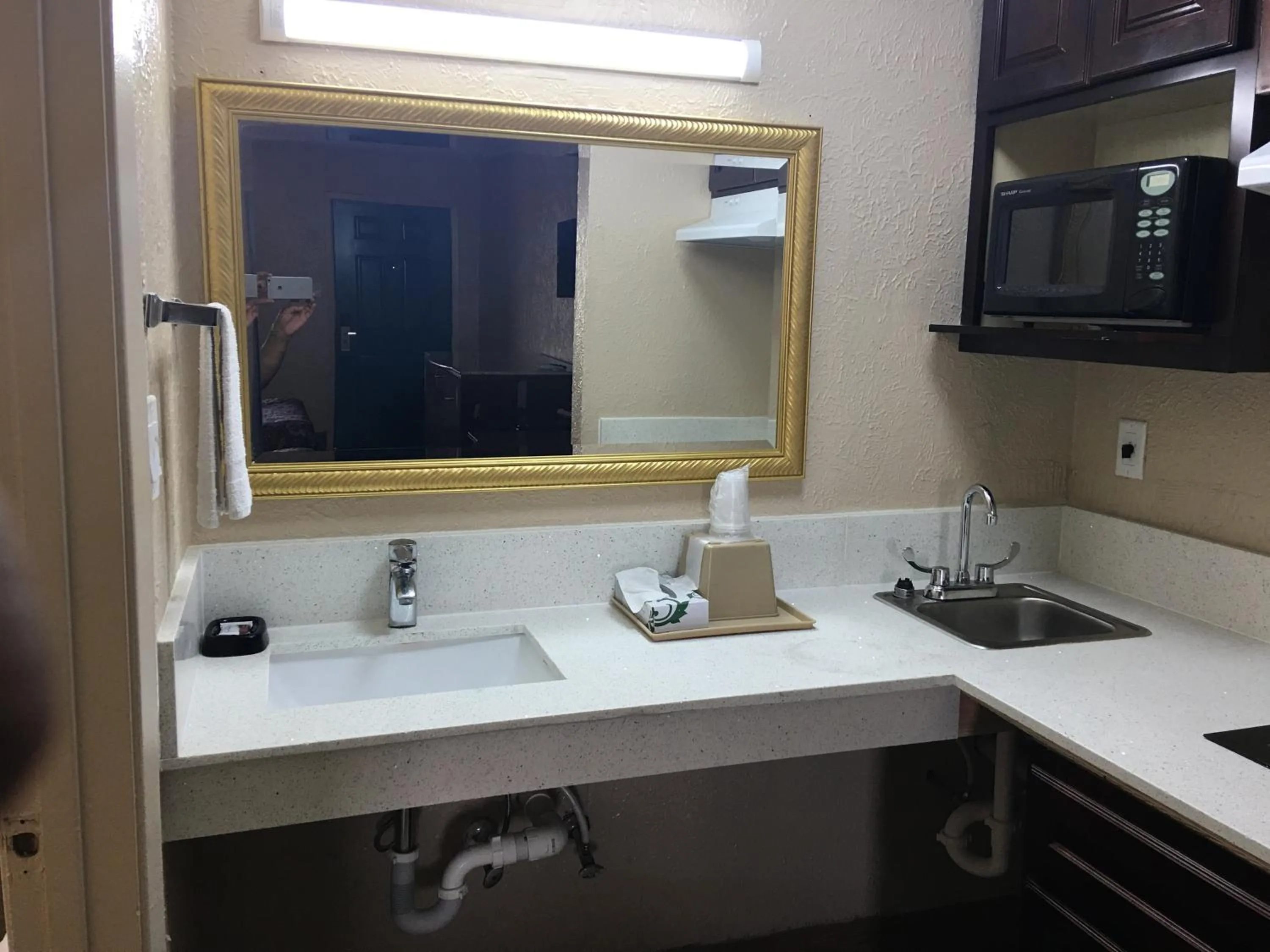 Kitchen or kitchenette in Chaparral Motel