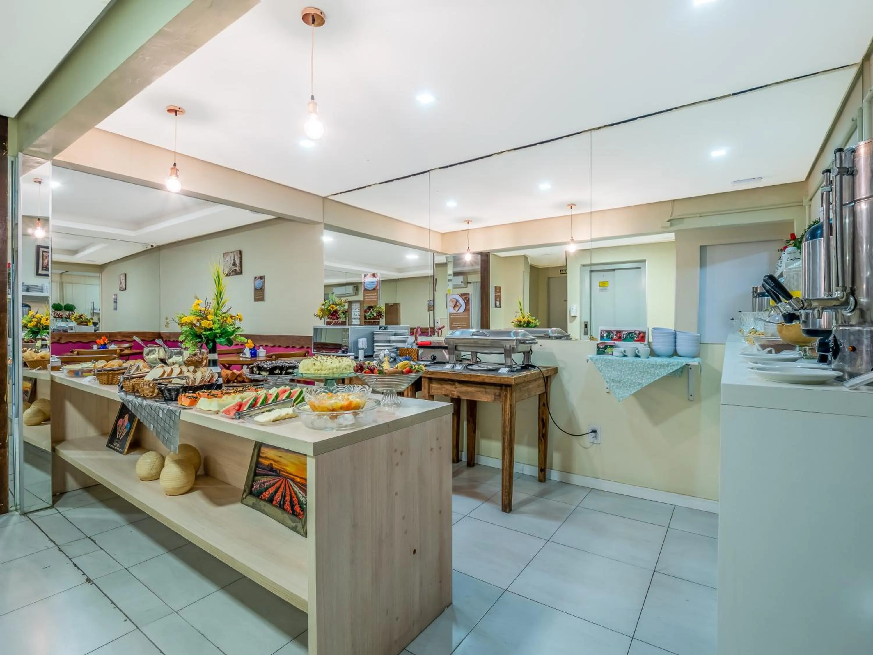 Restaurant/places to eat in Alameda Alegra Hotel