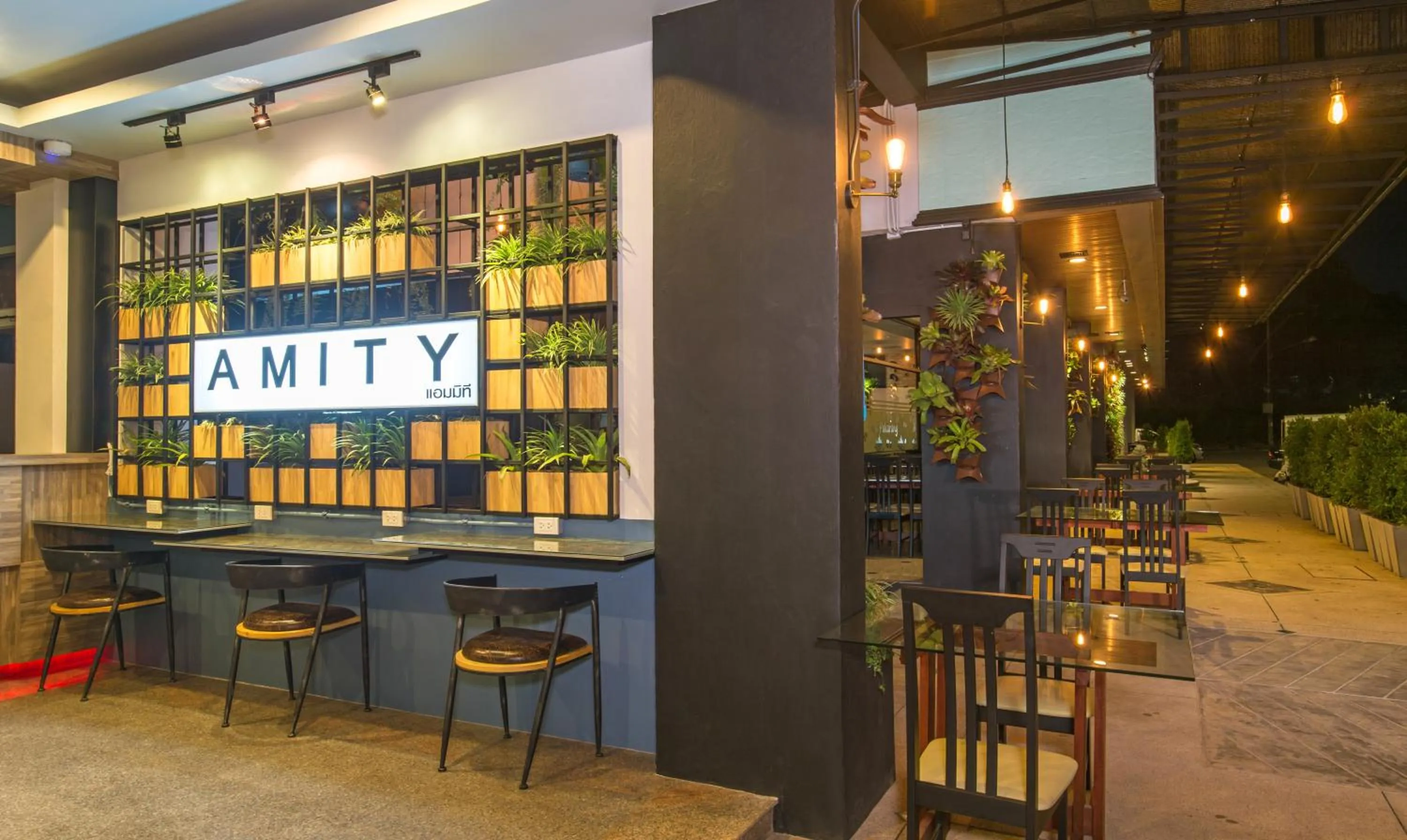 Restaurant/places to eat in Amity Poshtel
