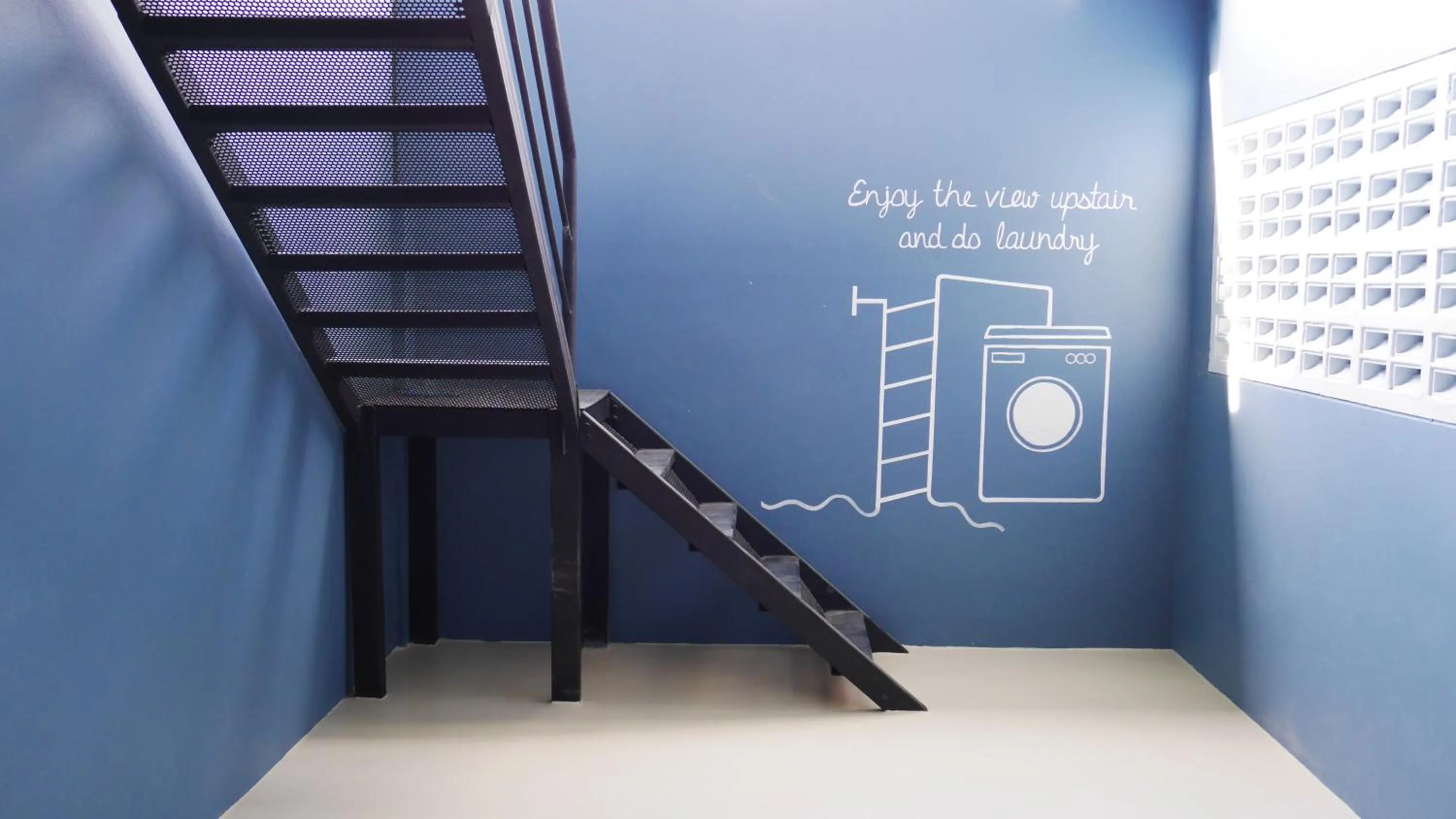 Area and facilities in Amity Poshtel