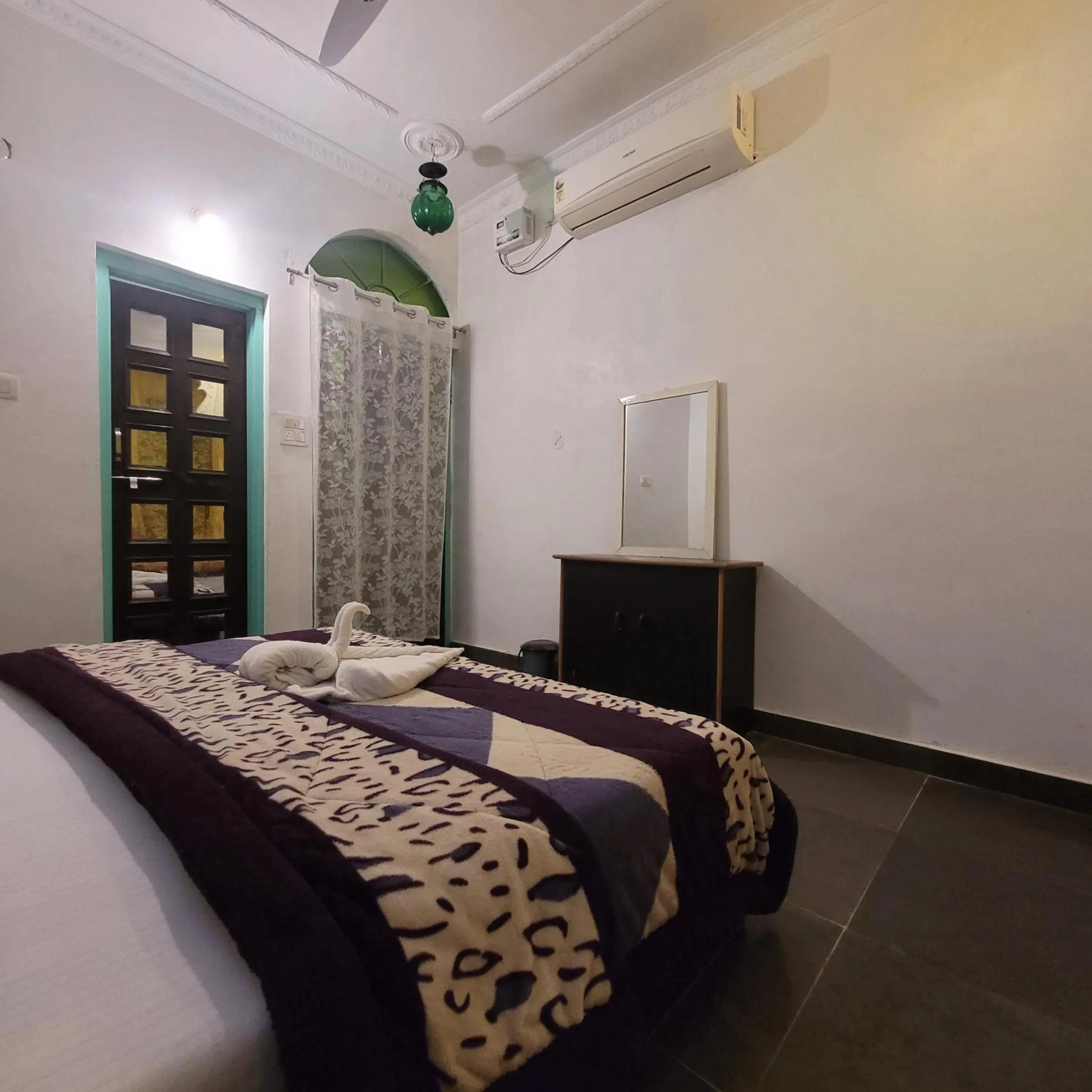 Bed in Hotel Bundi House