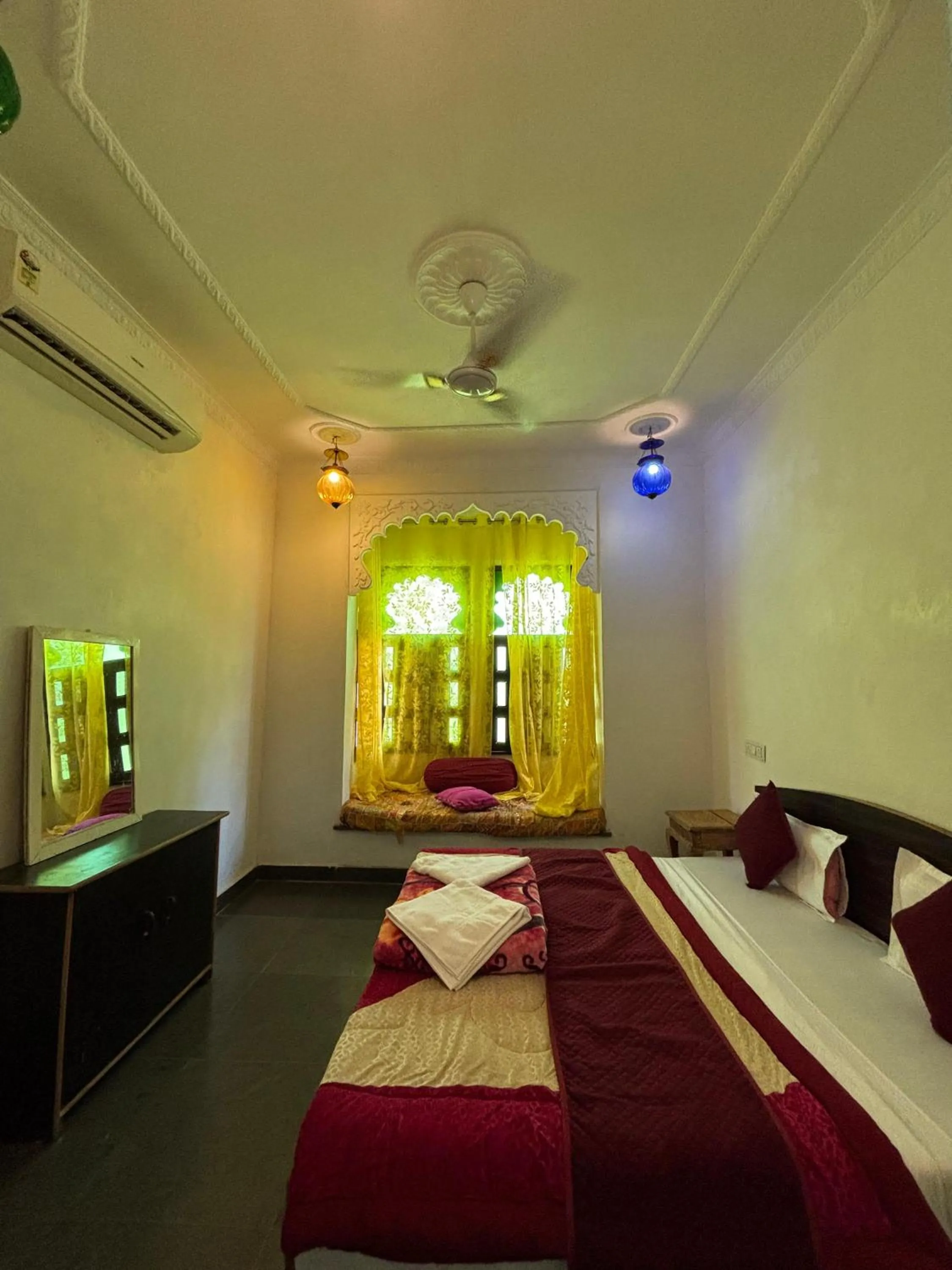 Bed in Hotel Bundi House