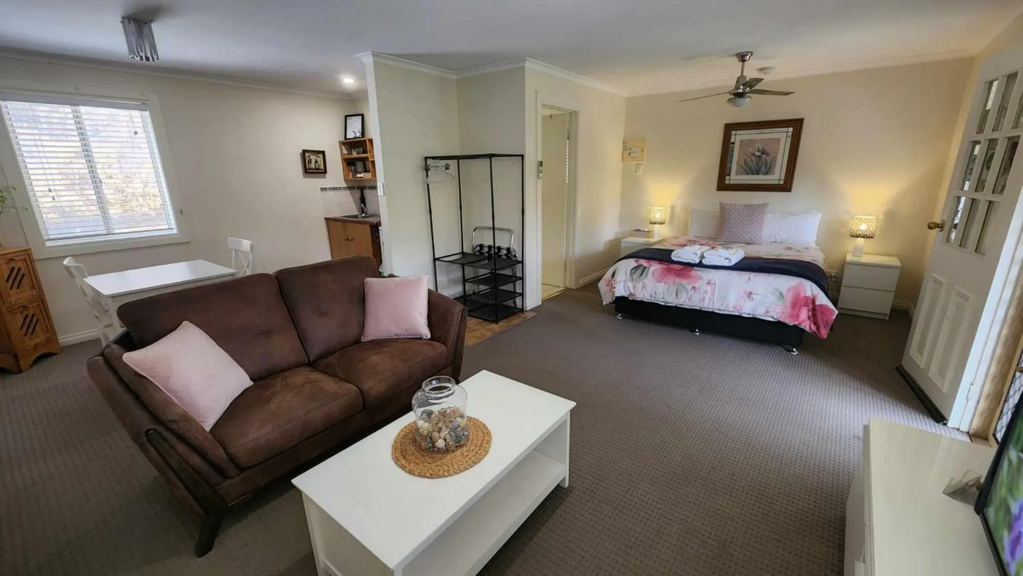 Dining area, Bed in Riesling Trail & Clare Valley Cottages
