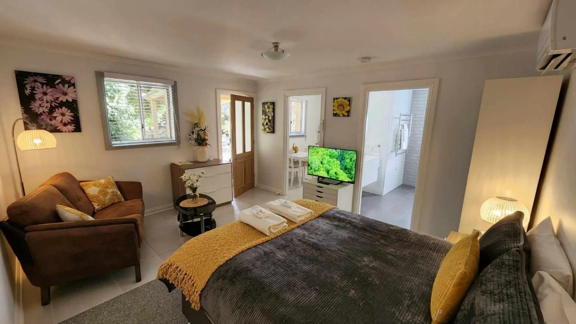 Bathroom, Bed in Riesling Trail & Clare Valley Cottages