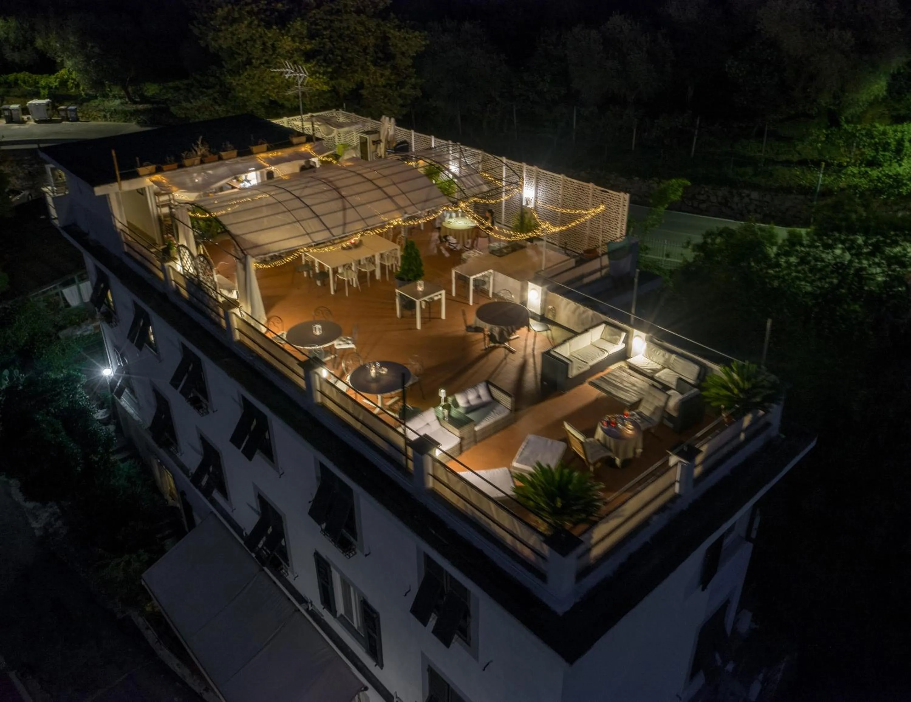 Restaurant/places to eat in Gian Paul Hotel