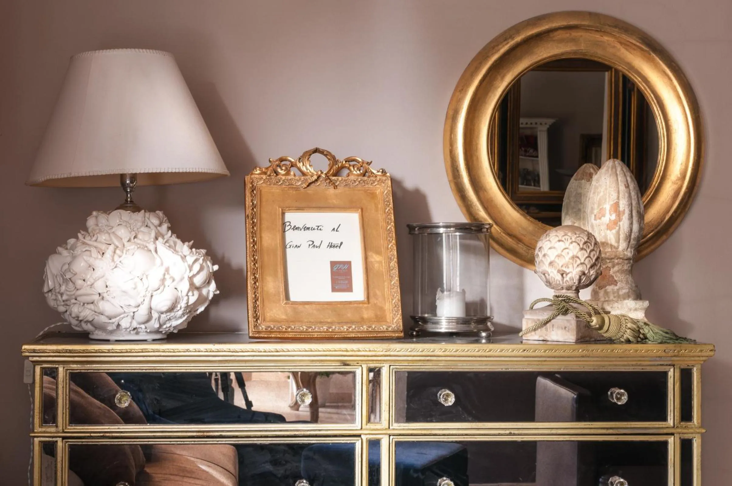 Communal lounge/ TV room in Gian Paul Hotel