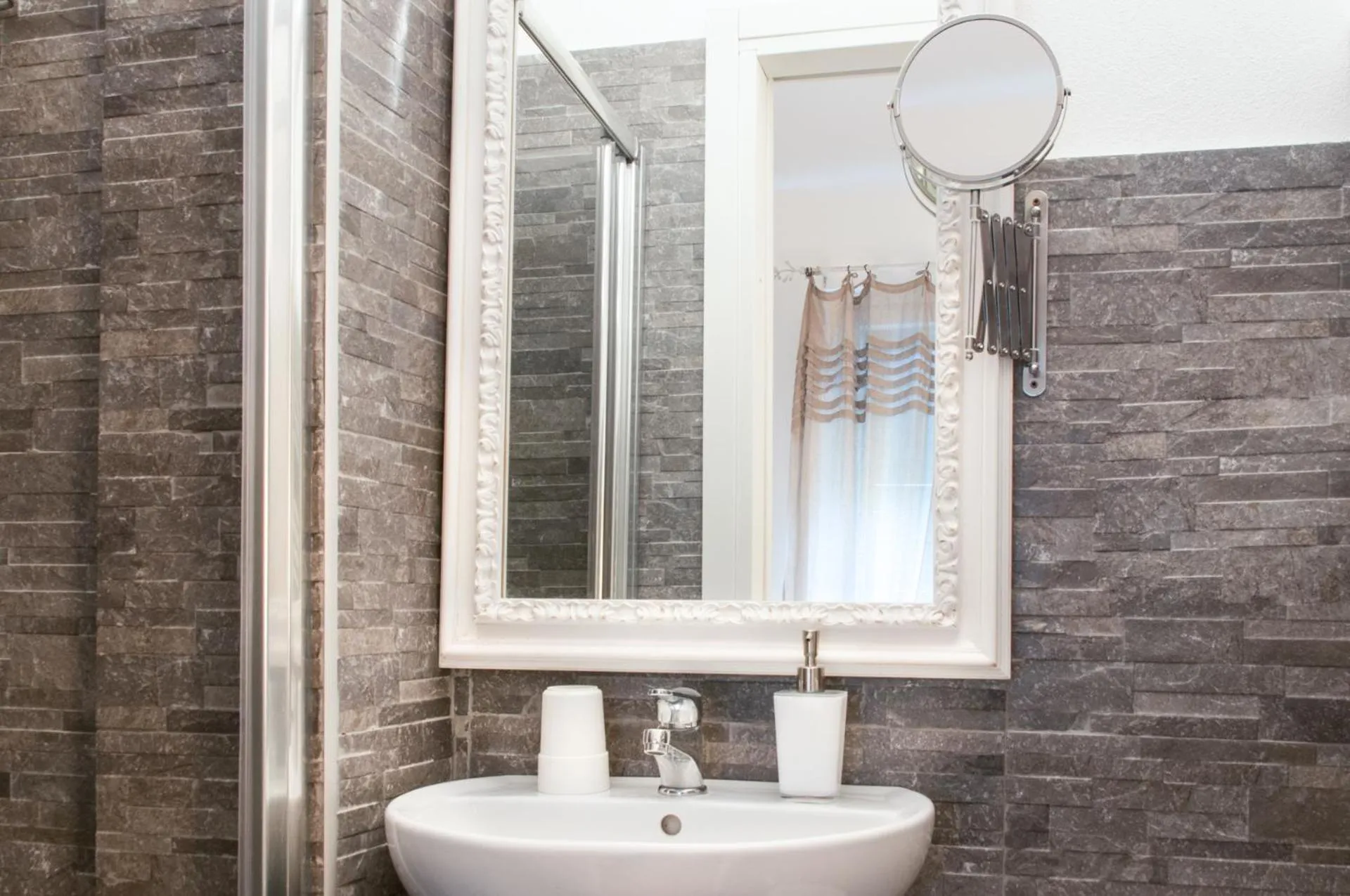 Bathroom in Gian Paul Hotel