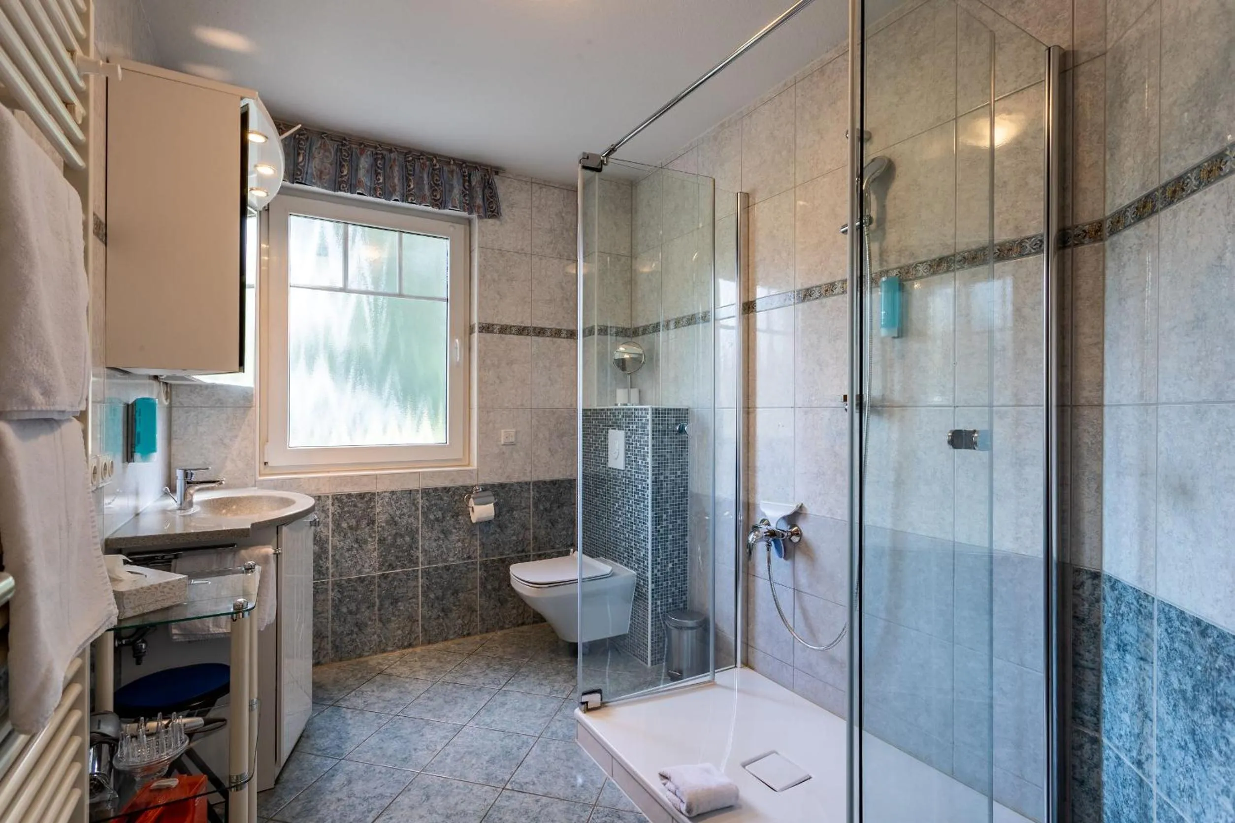 Shower in Ferienwohnung Ursula in der Villa zum Kronprinzen direkt gegenüber der Saarow Therme