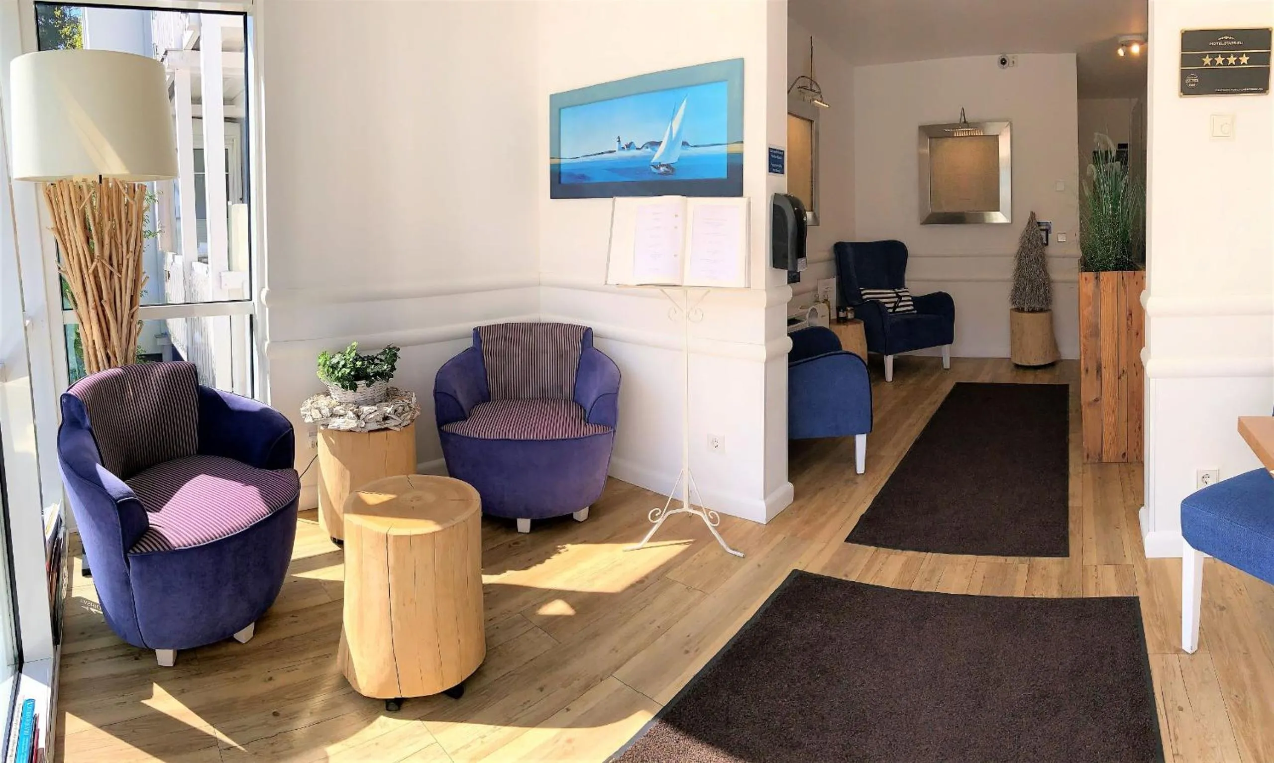 Lobby or reception in Ferienwohnung Ursula in der Villa zum Kronprinzen direkt gegenüber der Saarow Therme