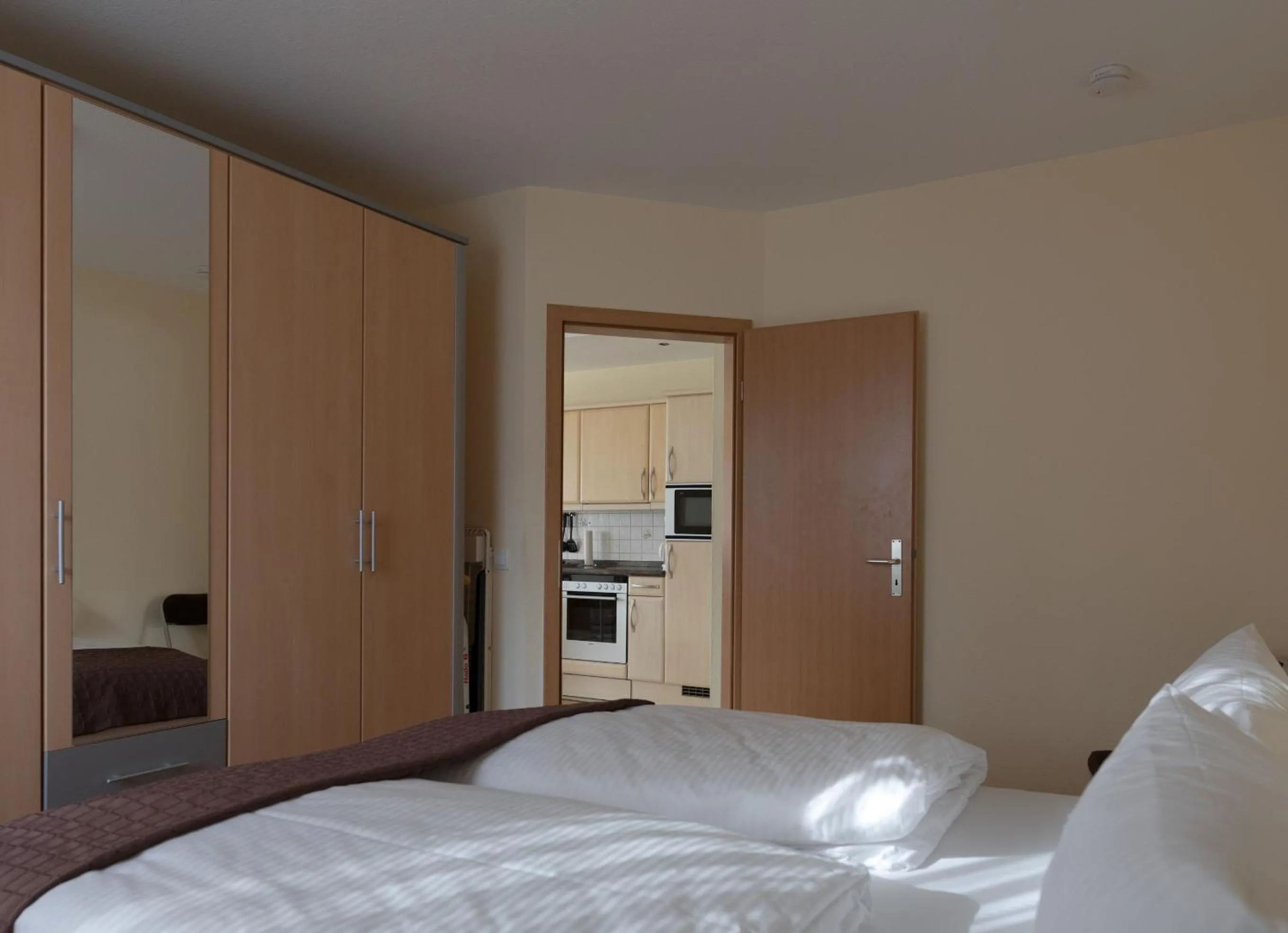 Bedroom, Bed in Ferienwohnung Ursula in der Villa zum Kronprinzen direkt gegenüber der Saarow Therme