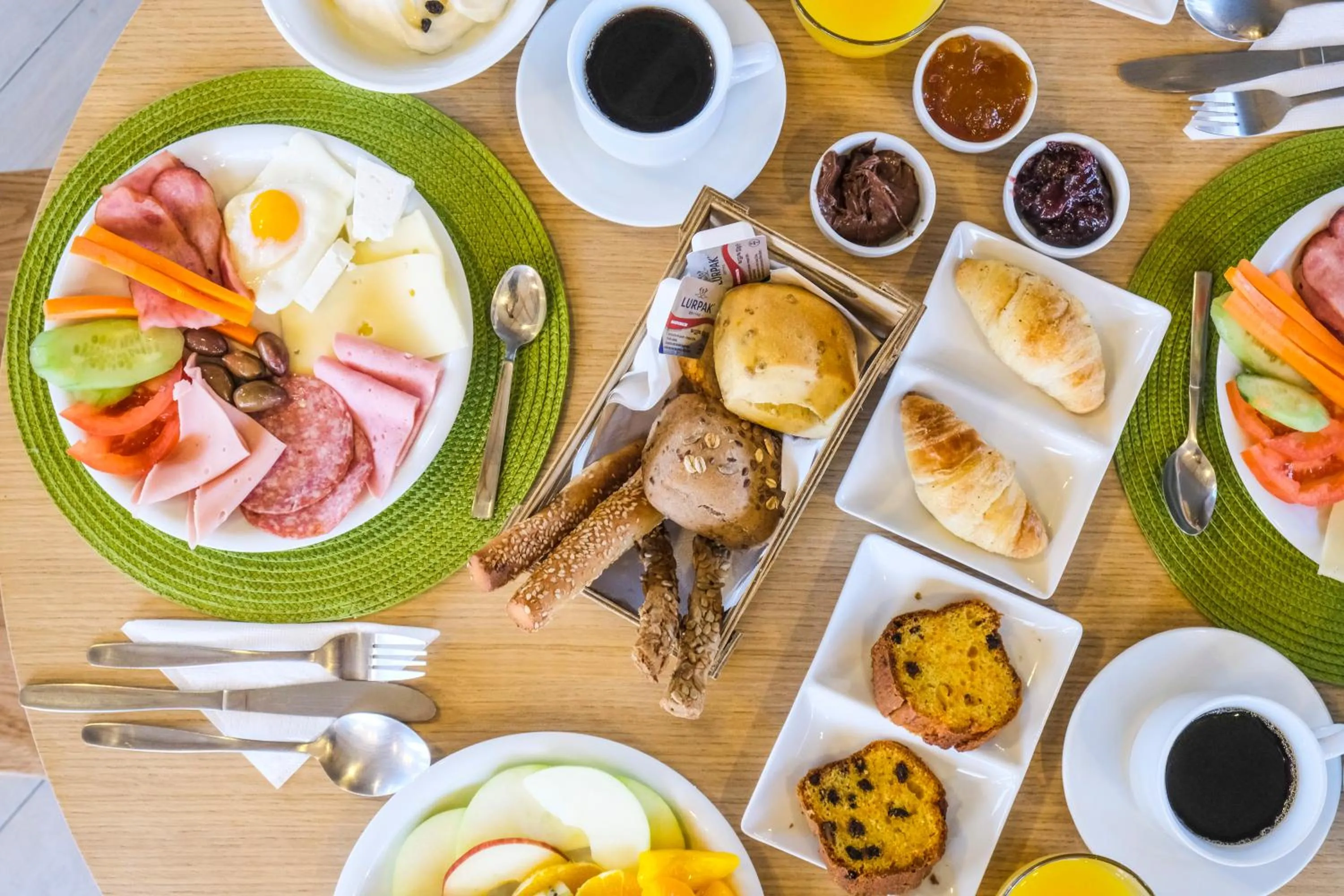 Restaurant/places to eat in Lotus Inn