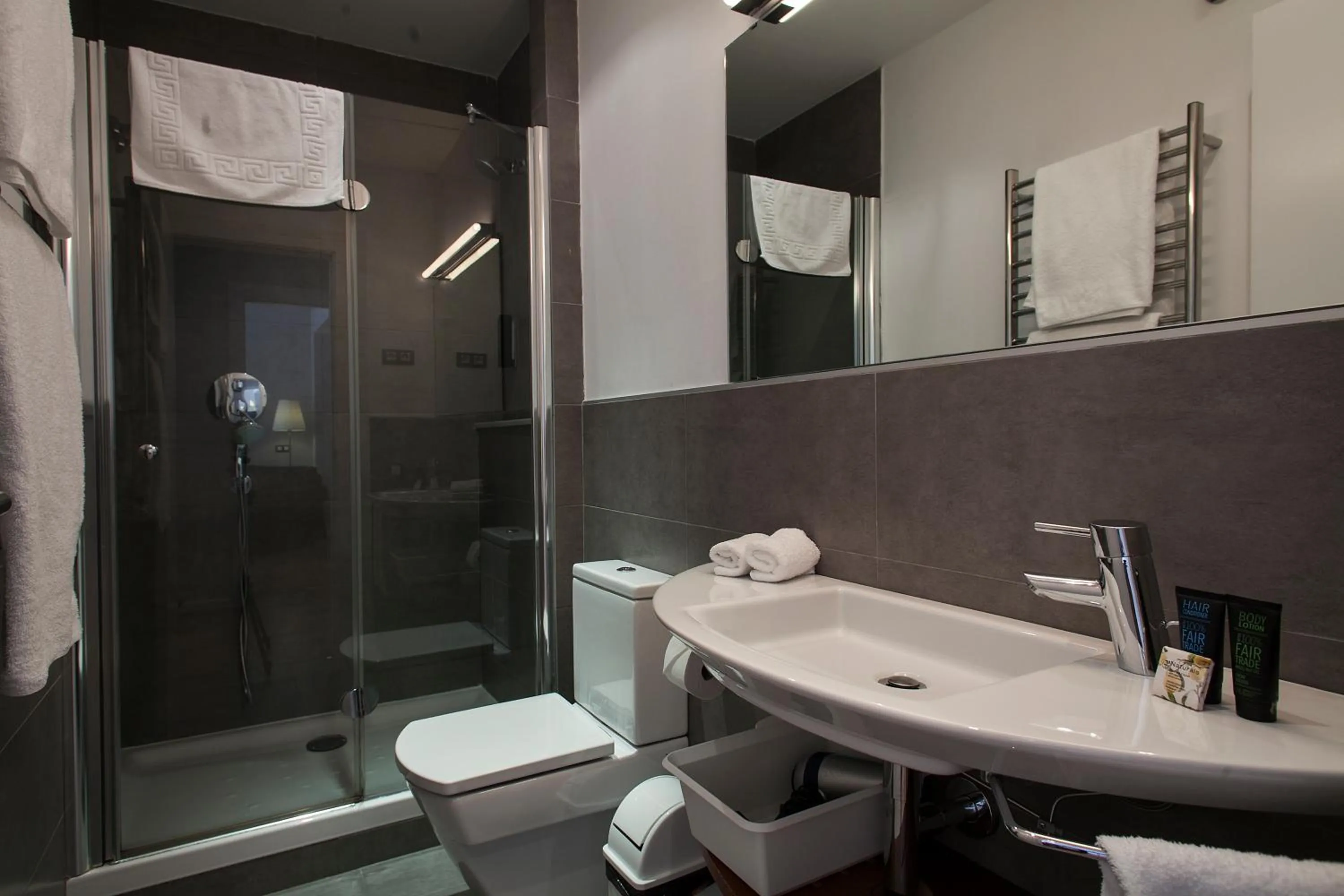 Shower in Bonavista Apartments - Passeig de Gracia
