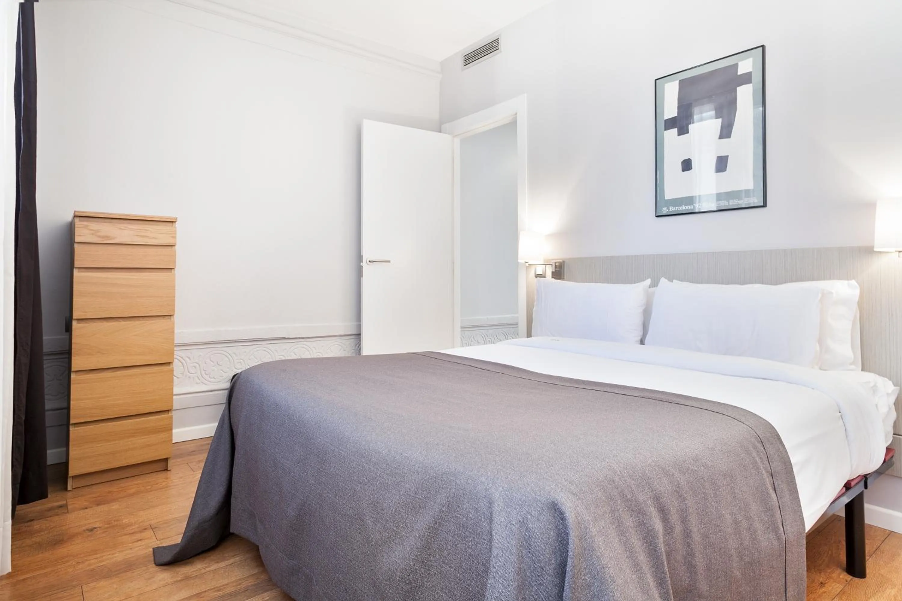 Bedroom, Bed in Bonavista Apartments - Passeig de Gracia