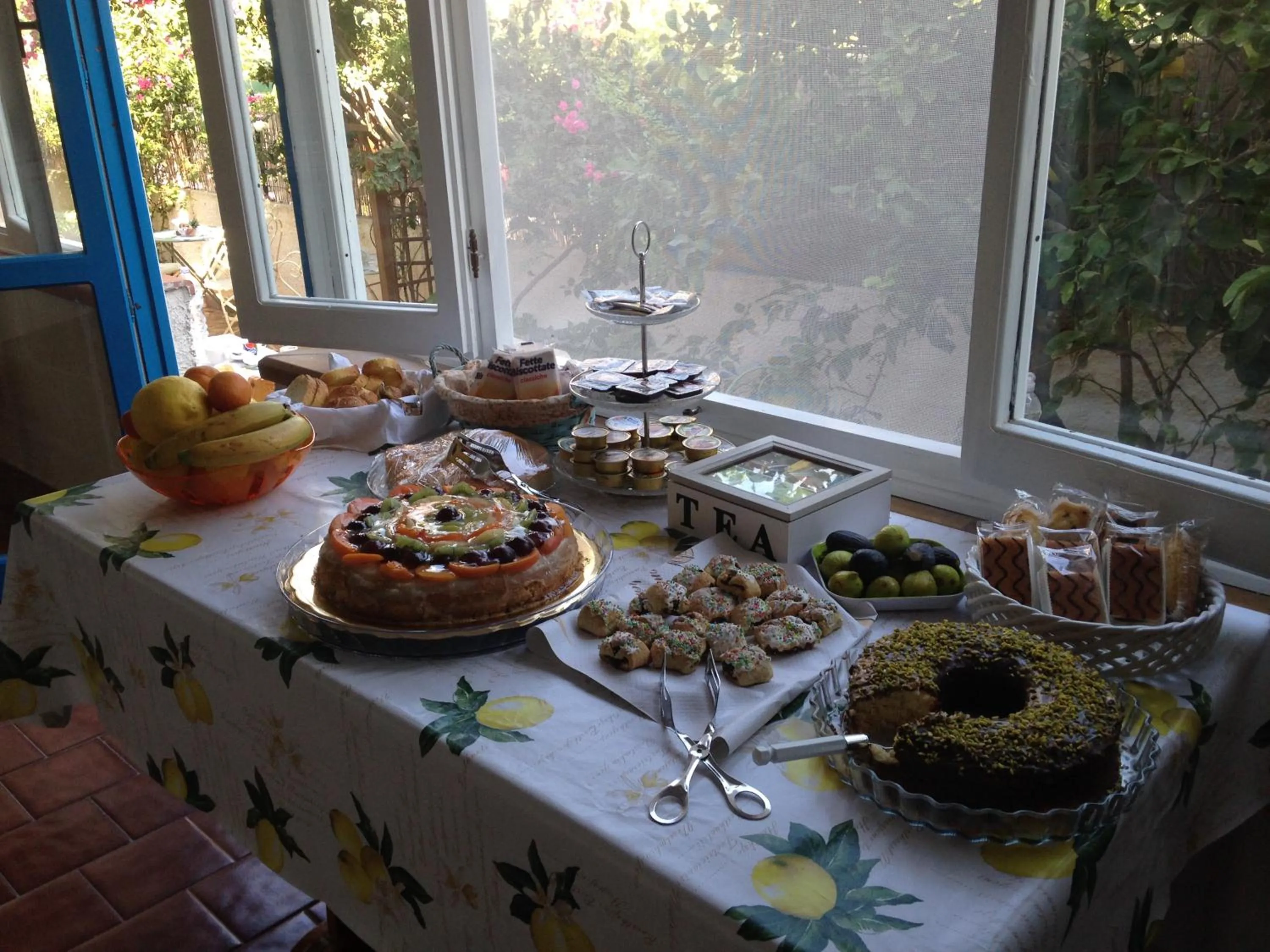 Buffet breakfast in La Casa del Limoneto