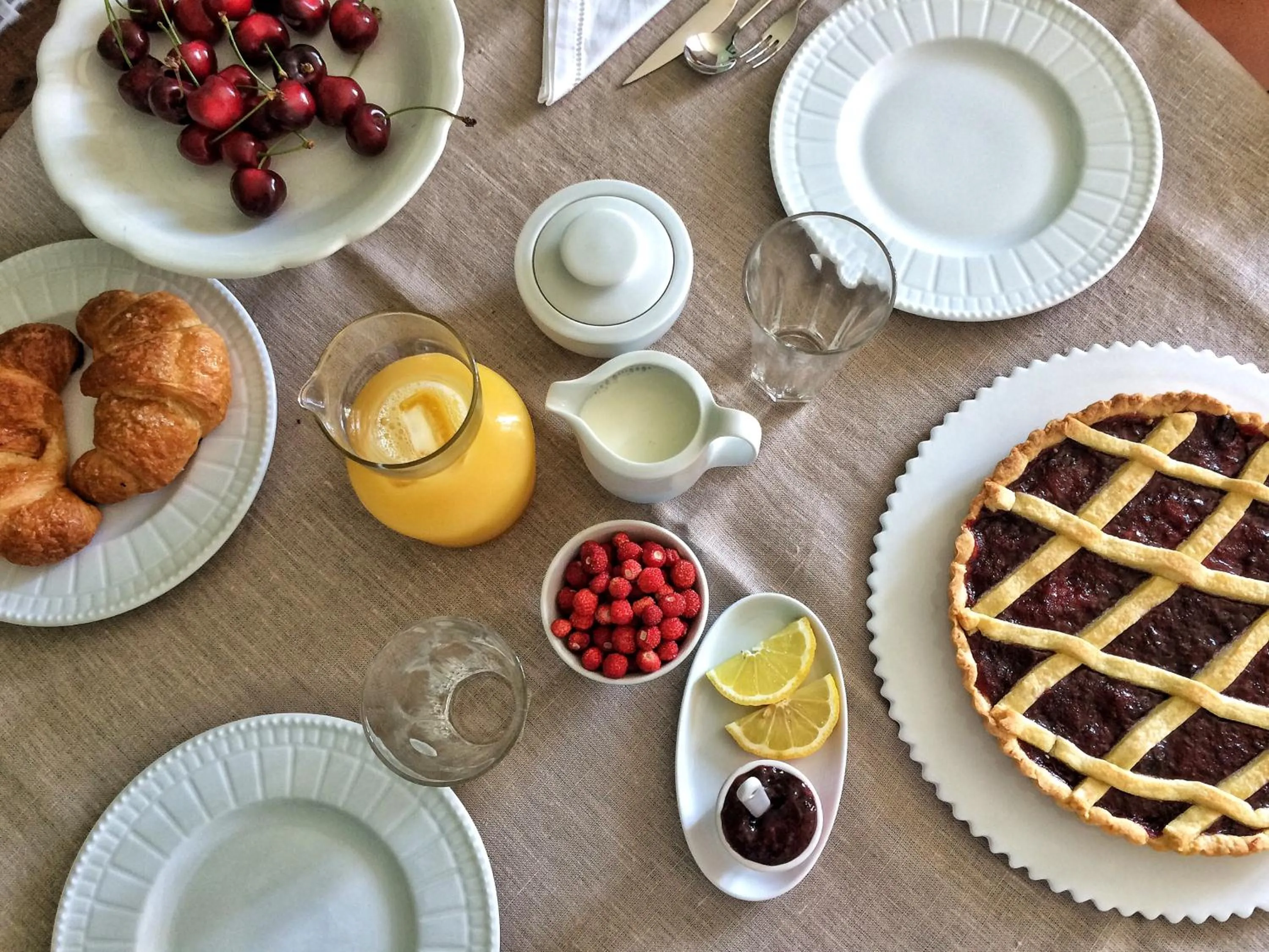 Italian breakfast in I Calleri Garden and Rooms