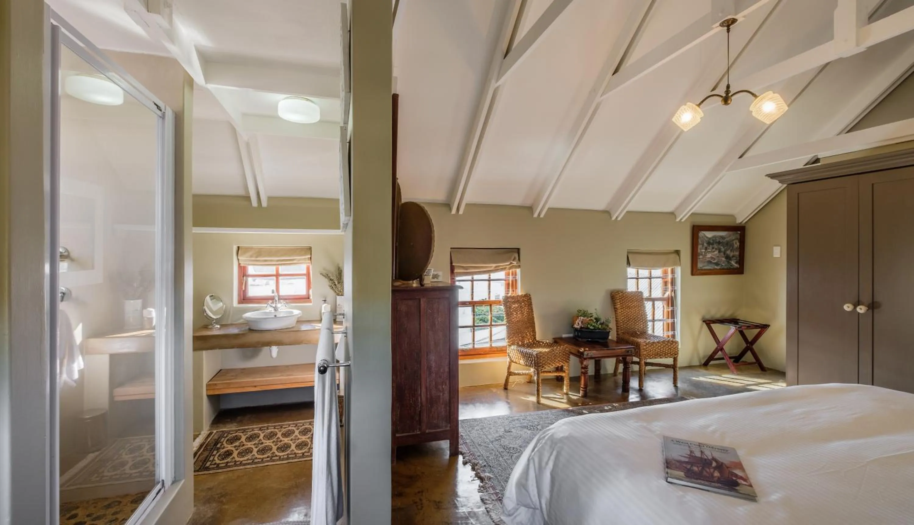 Photo of the whole room, Bed in Smugglers' BnB