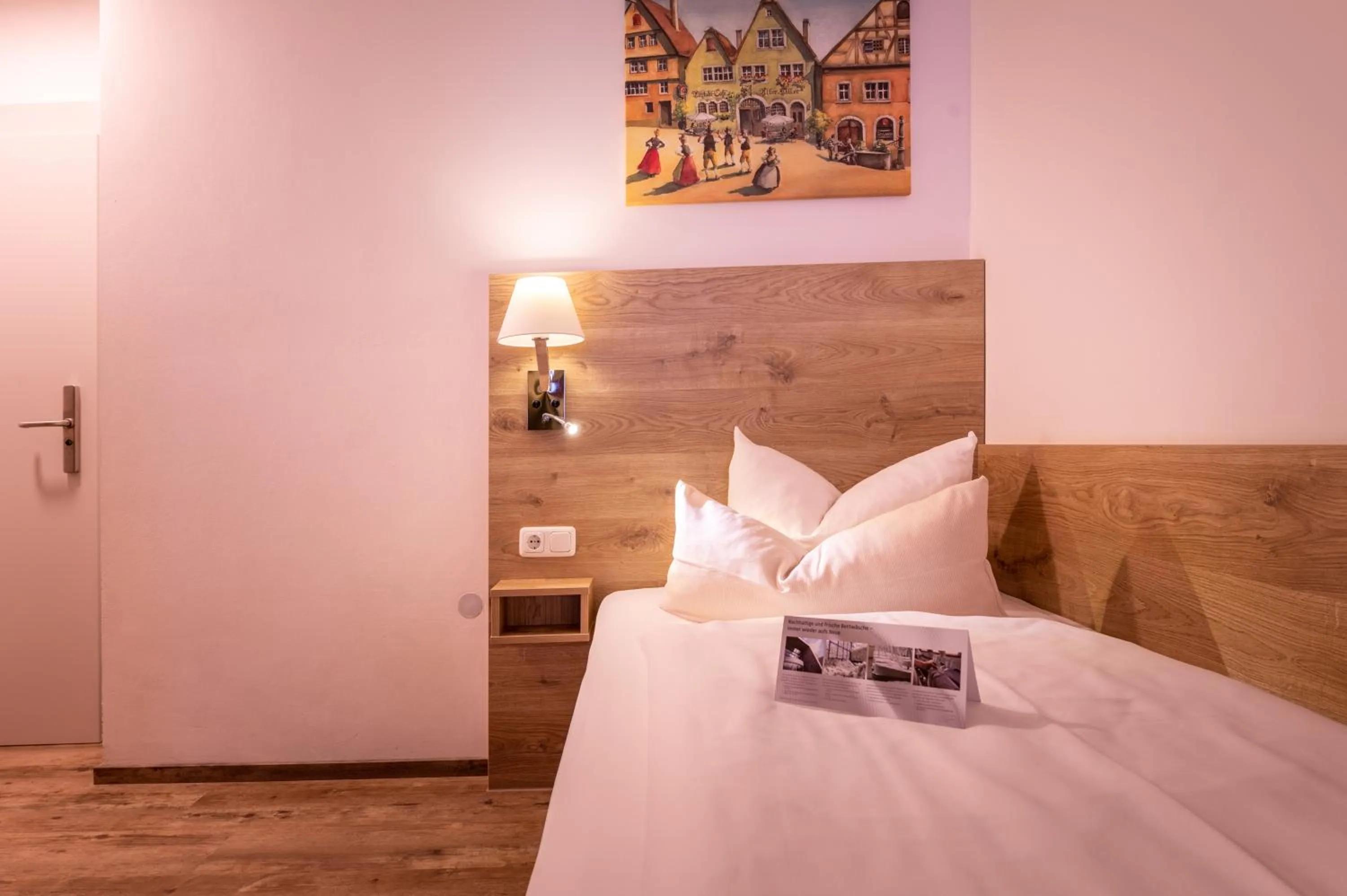 Bed in Zur Post Kümmersbruck Hotel & Tiny Houses