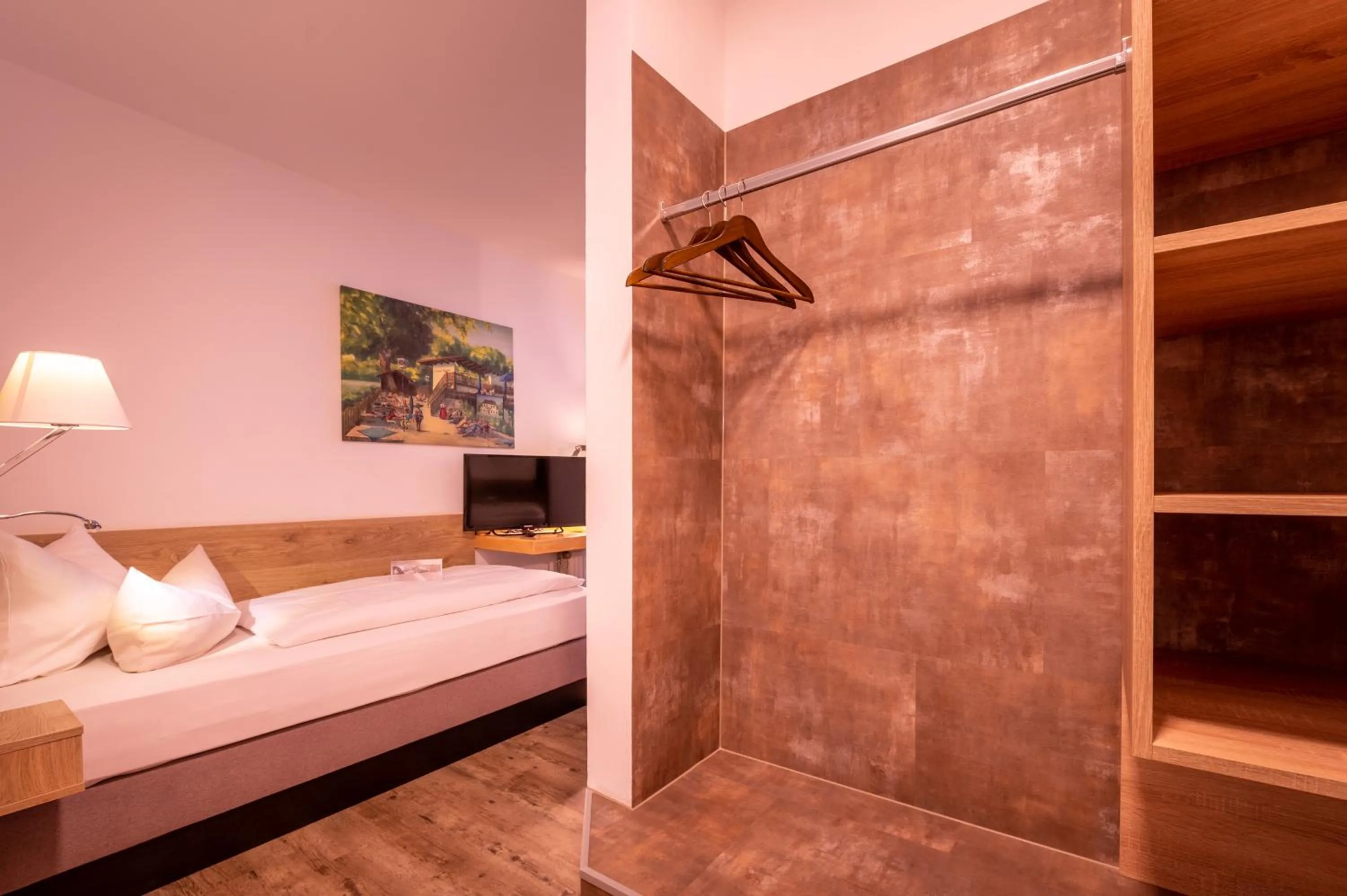 Bed in Zur Post Kümmersbruck Hotel & Tiny Houses