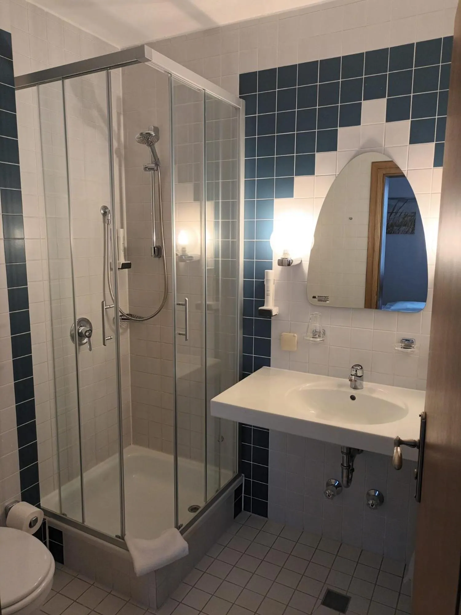 Bathroom in Zur Post Kümmersbruck Hotel & Tiny Houses