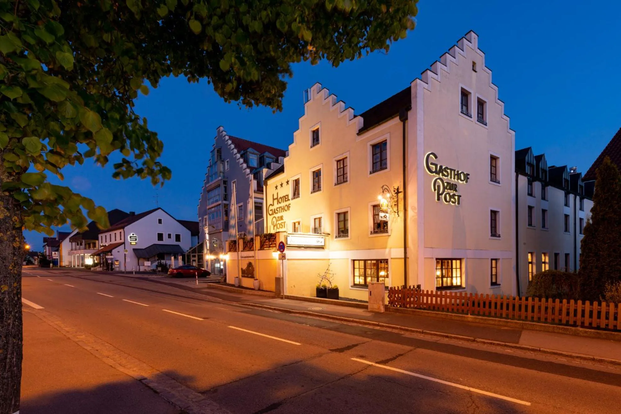 Property building in Zur Post Kümmersbruck Hotel & Tiny Houses