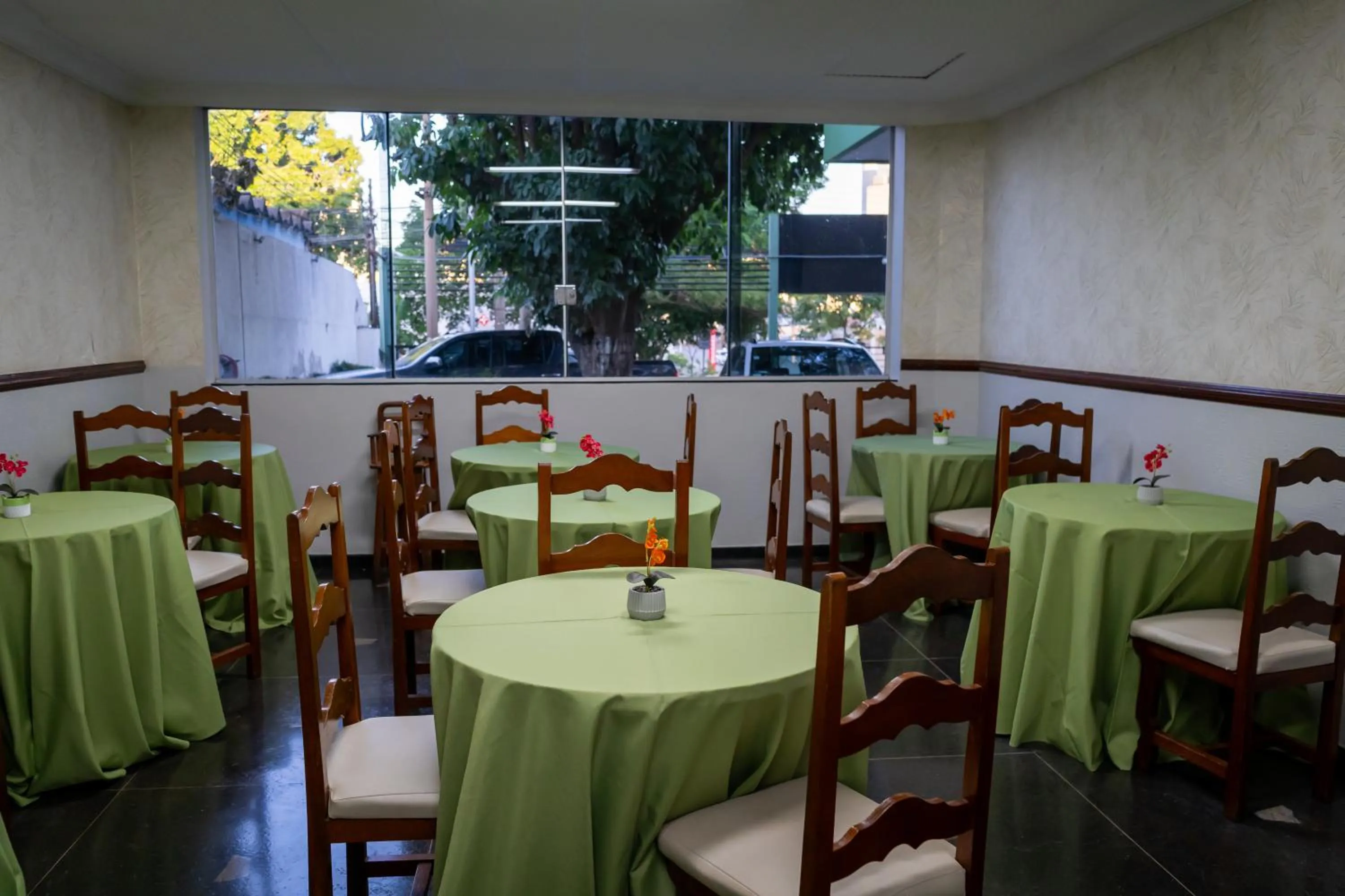 Seating area in Bandeirantes Hotel