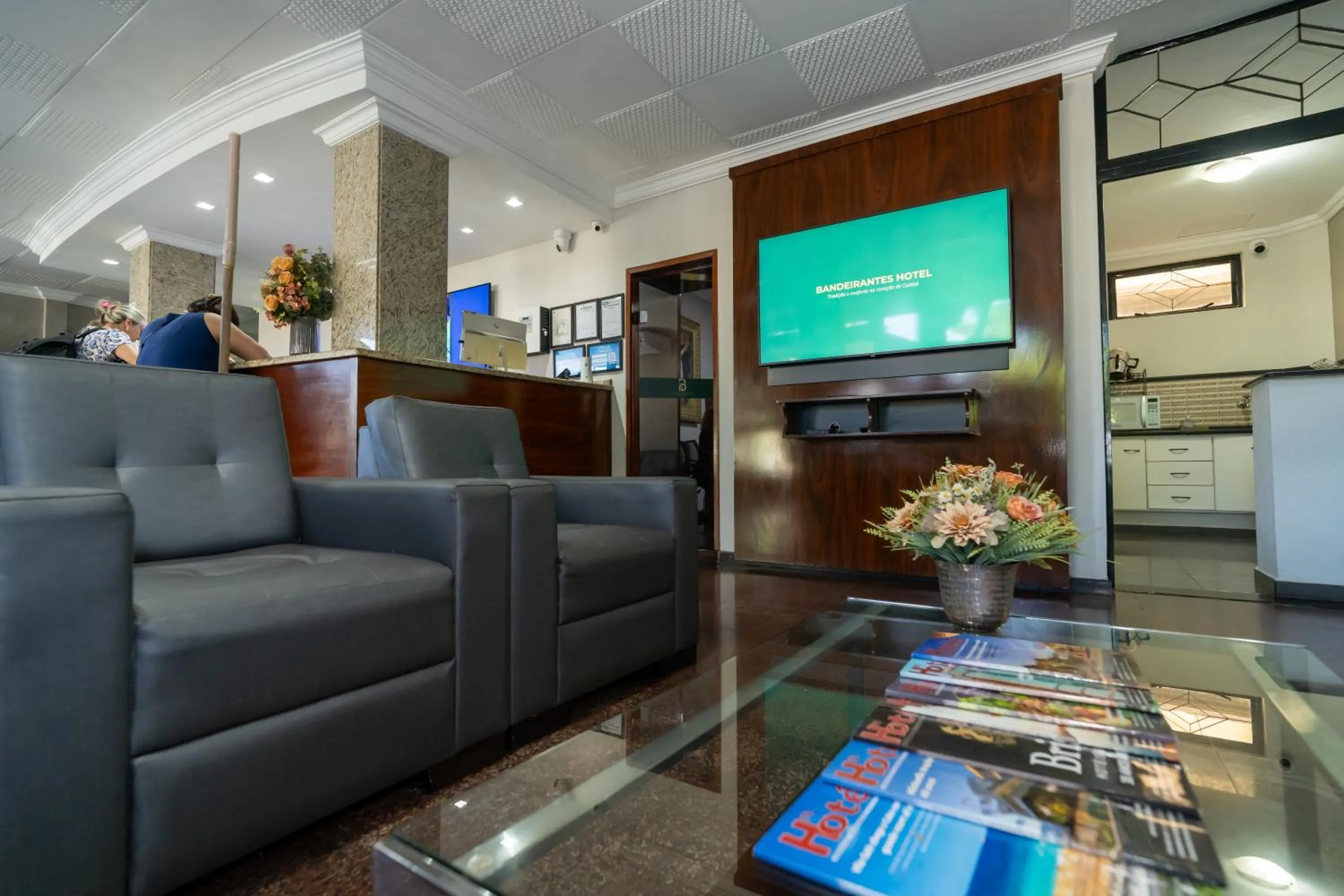 Communal lounge/ TV room in Bandeirantes Hotel