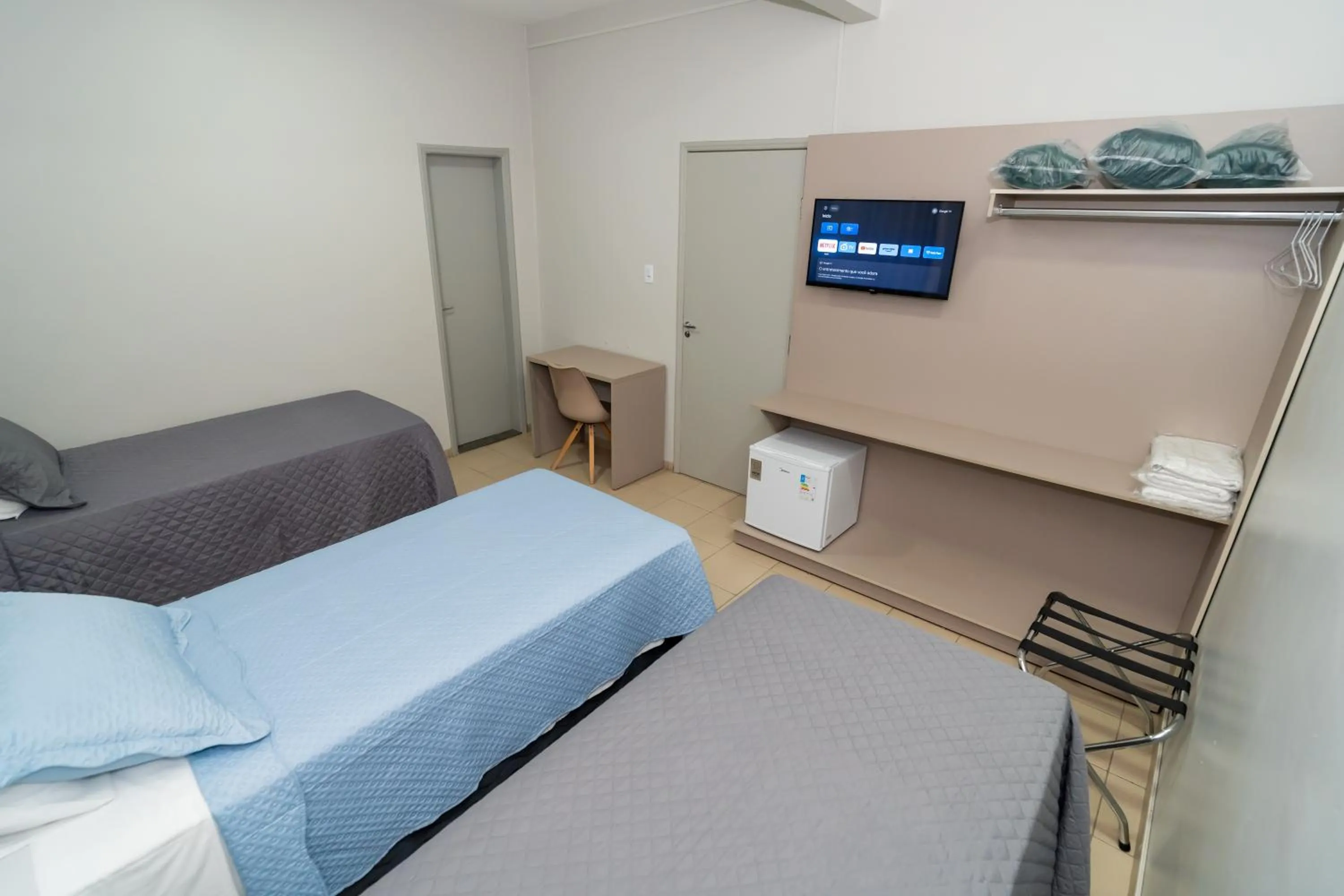 Bathroom, Bed in Bandeirantes Hotel