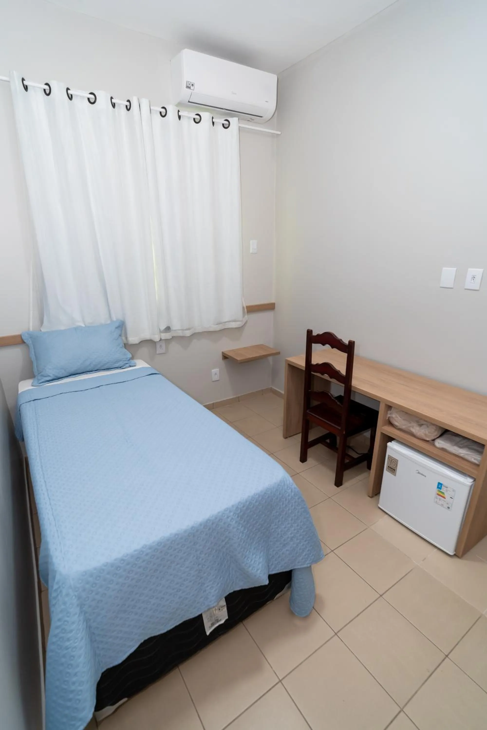 air conditioner, Bed in Bandeirantes Hotel