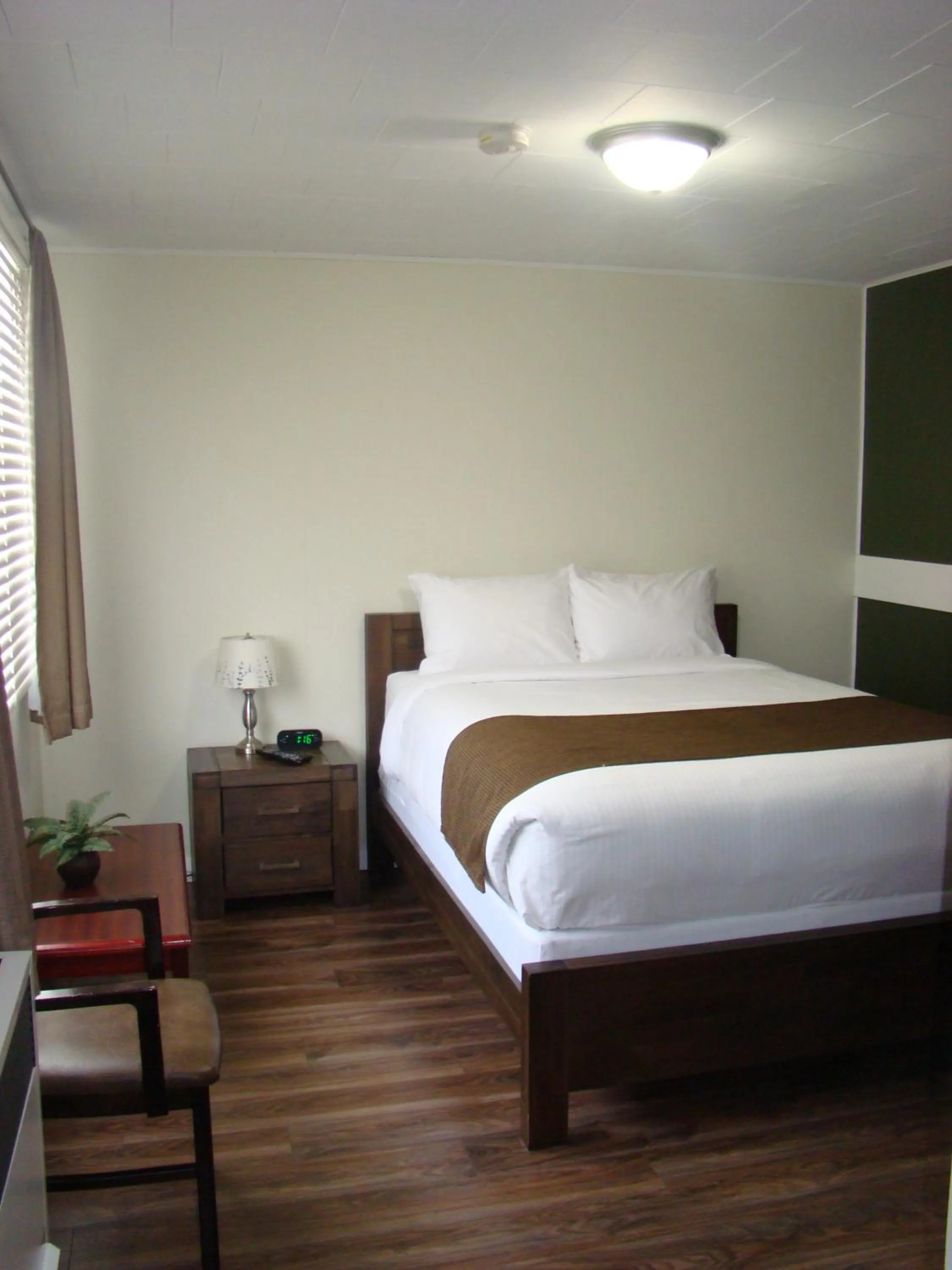 Bedroom, Bed in Paddock Inn