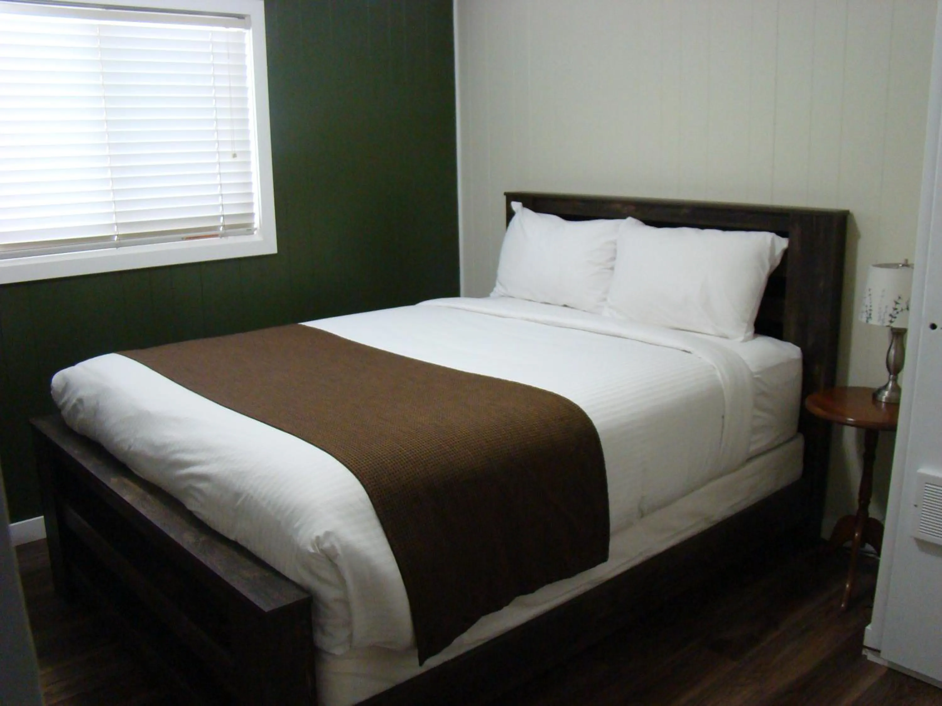 Bedroom, Bed in Paddock Inn
