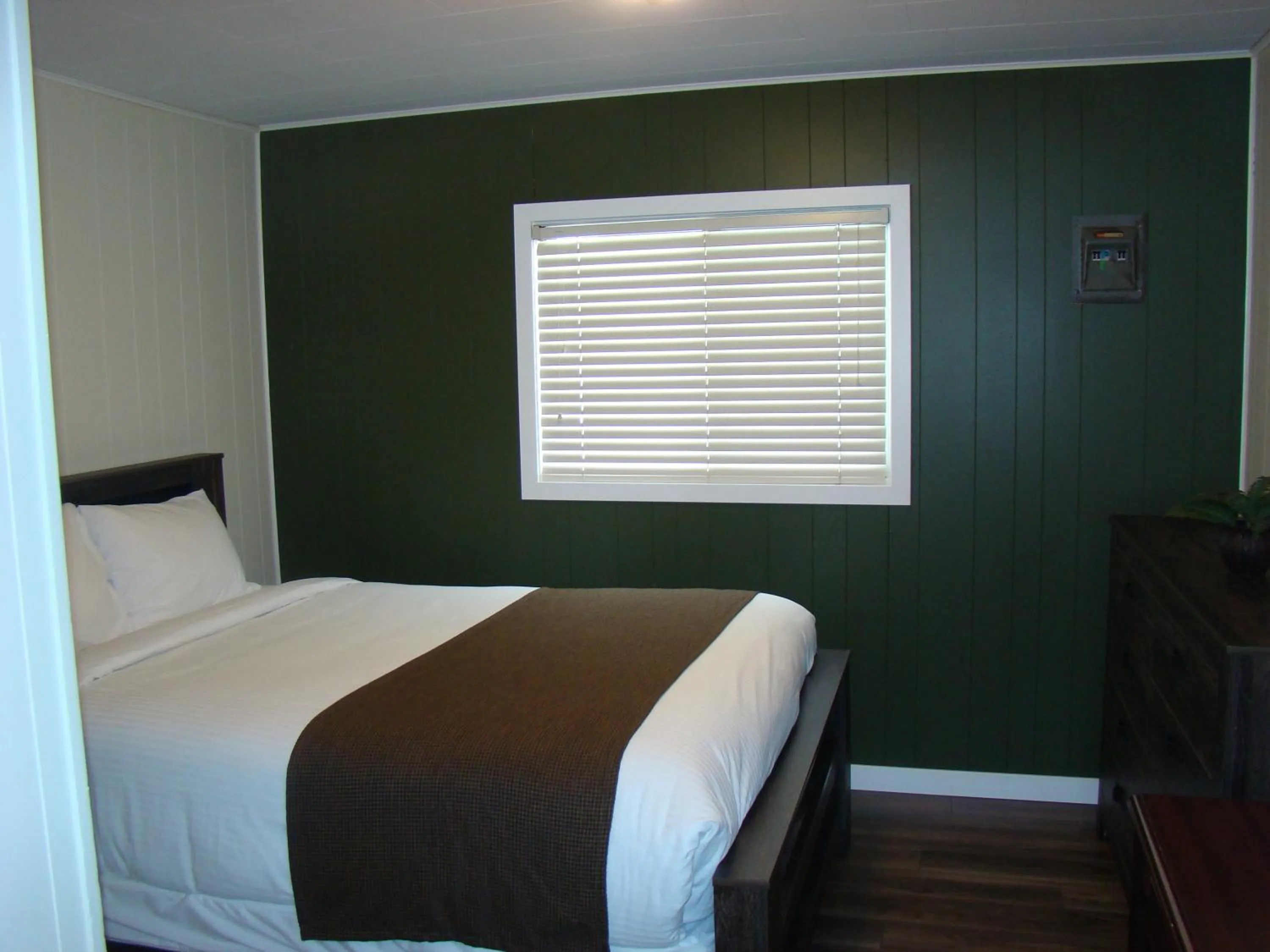 Bedroom, Bed in Paddock Inn