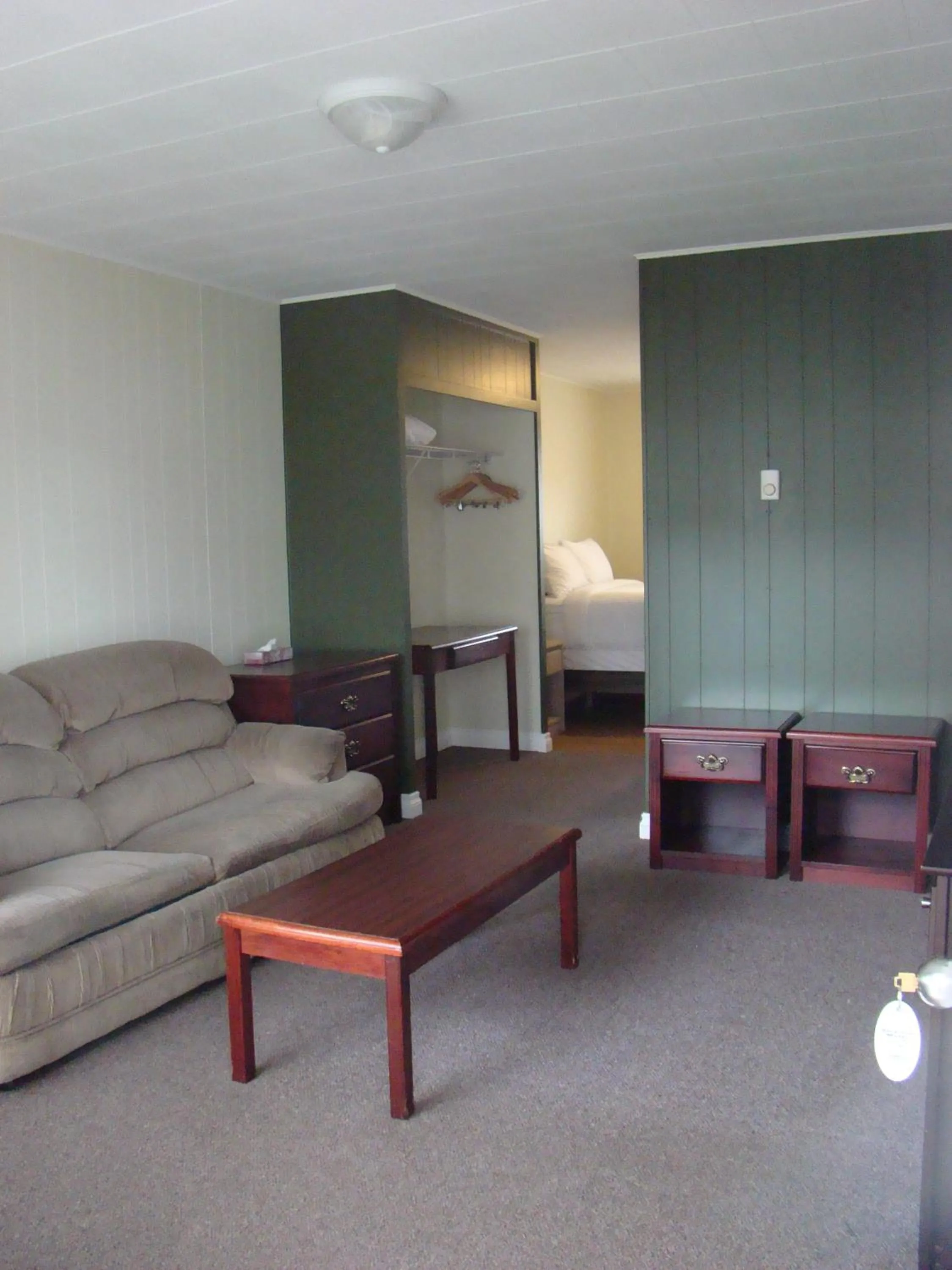 Seating area, Bed in Paddock Inn