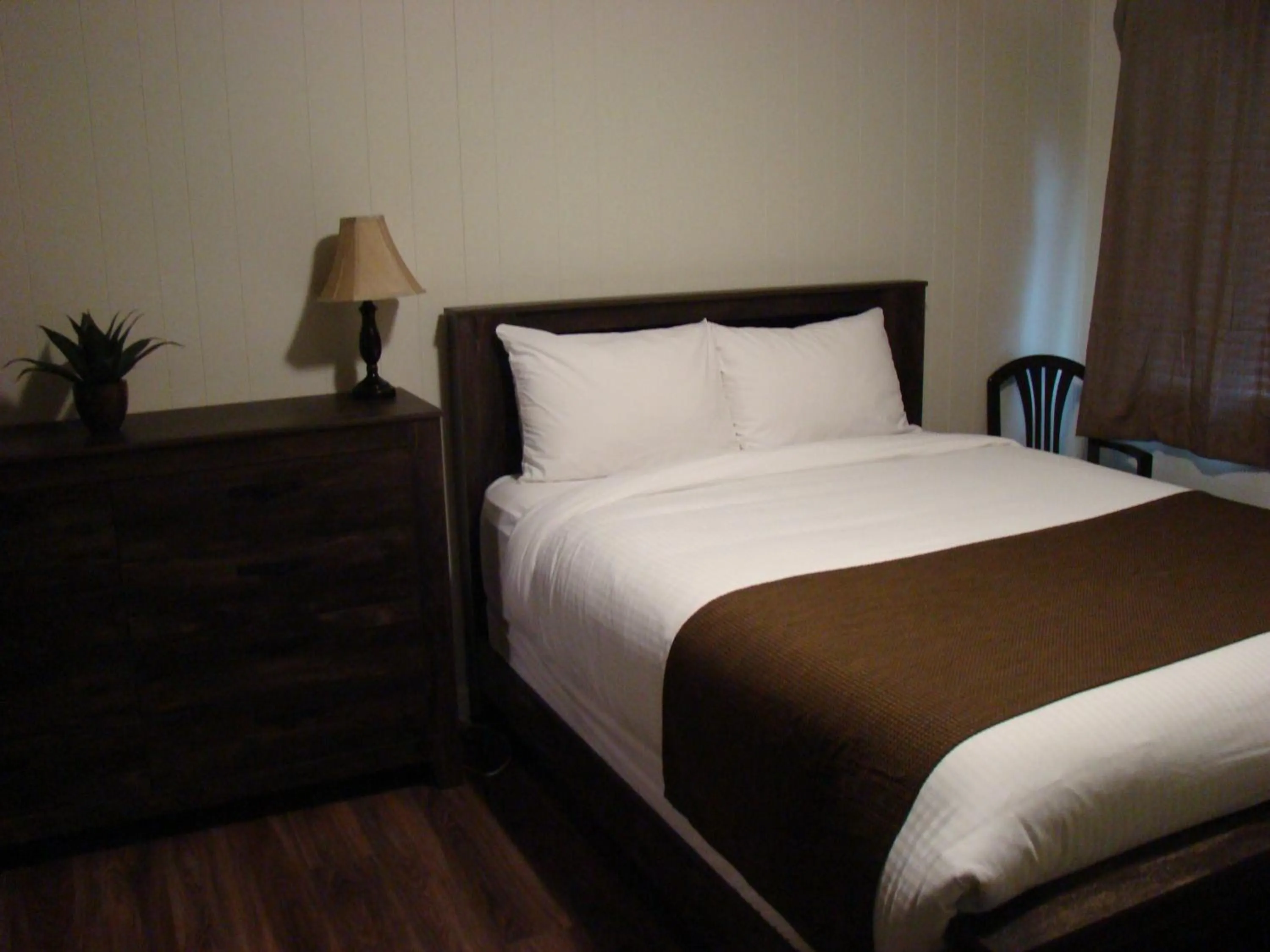 Bedroom, Bed in Paddock Inn