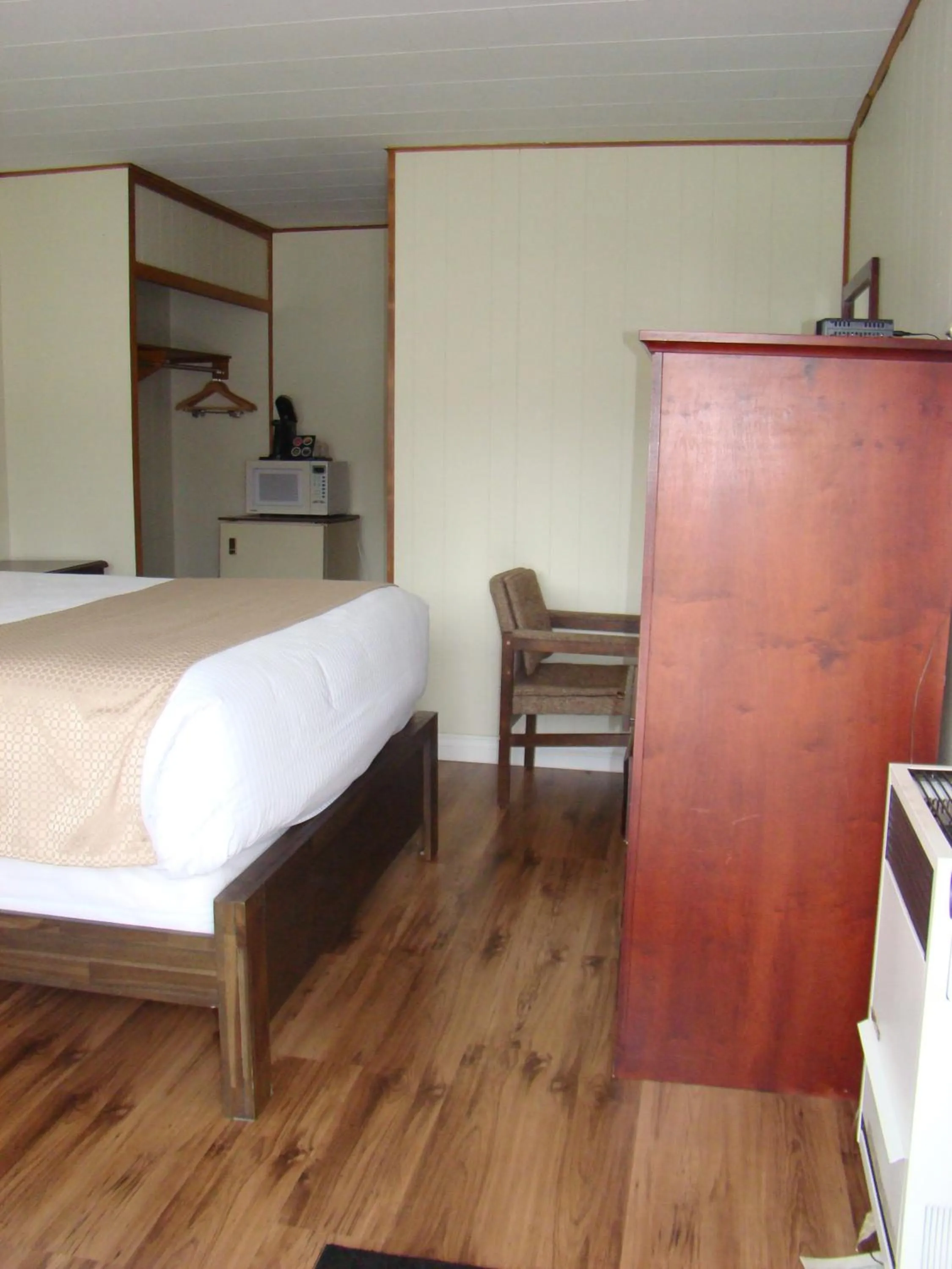 Bedroom, Bed in Paddock Inn