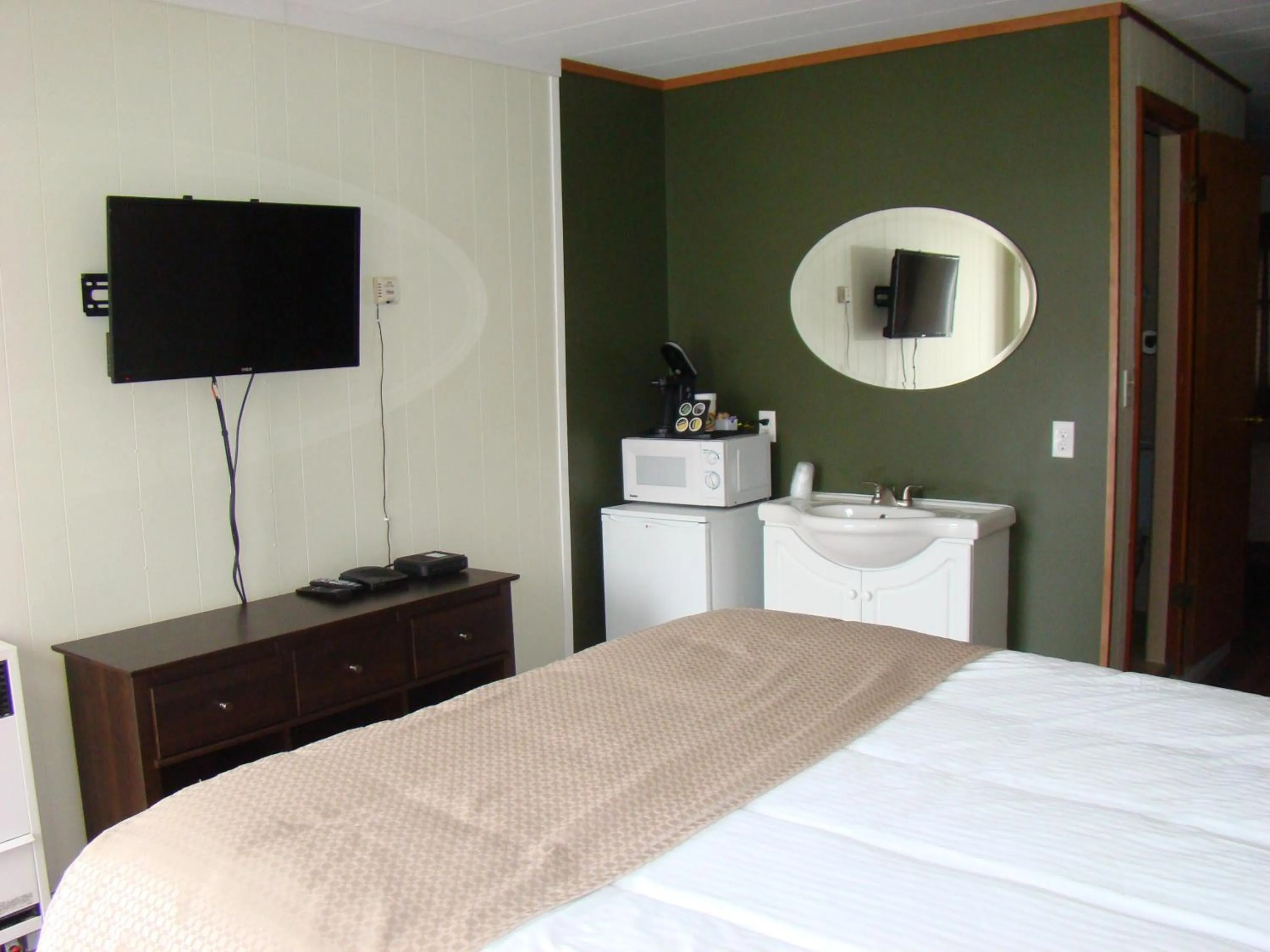 Bedroom, Bed in Paddock Inn