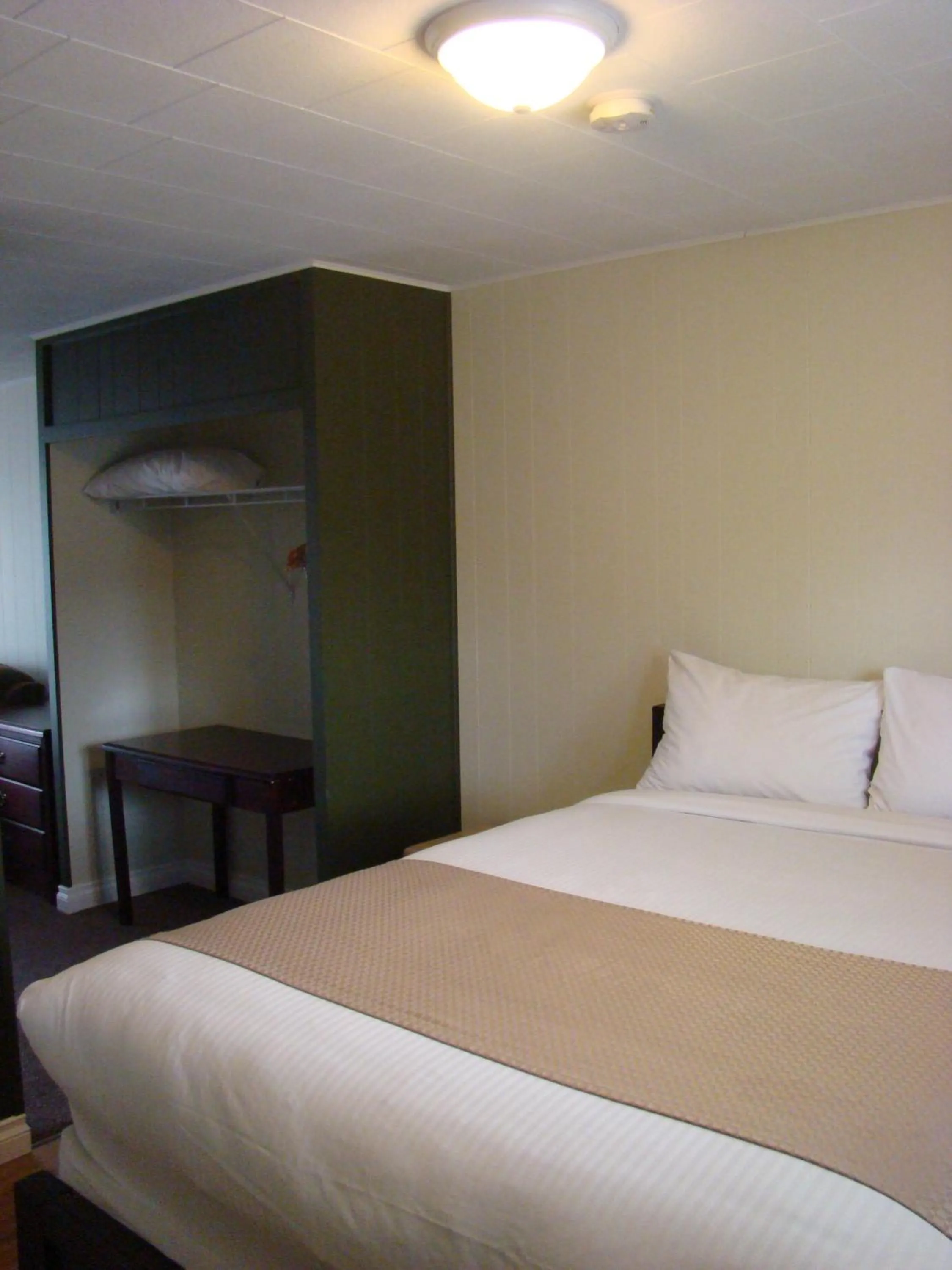 Bedroom, Bed in Paddock Inn
