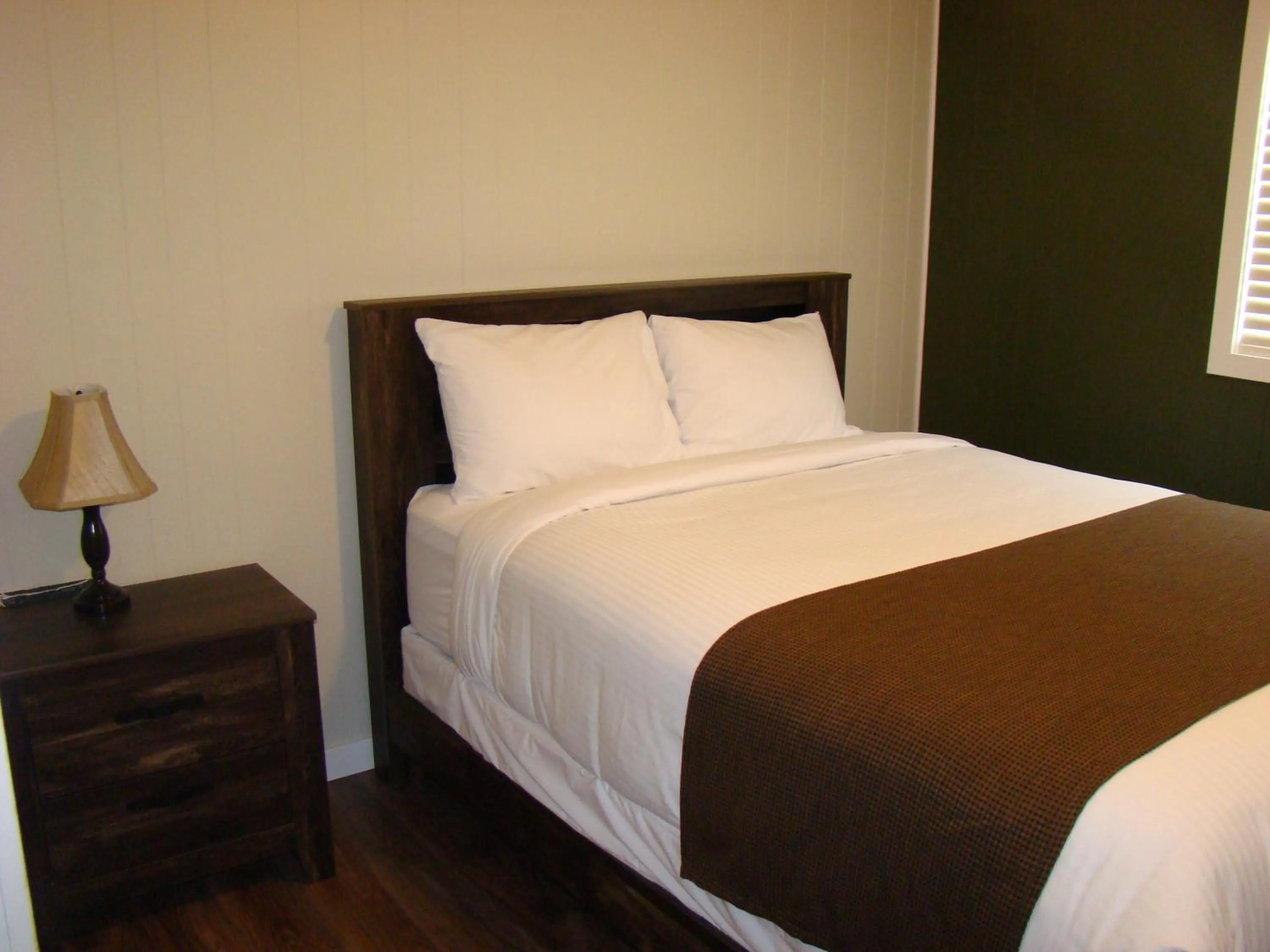 Bedroom, Bed in Paddock Inn