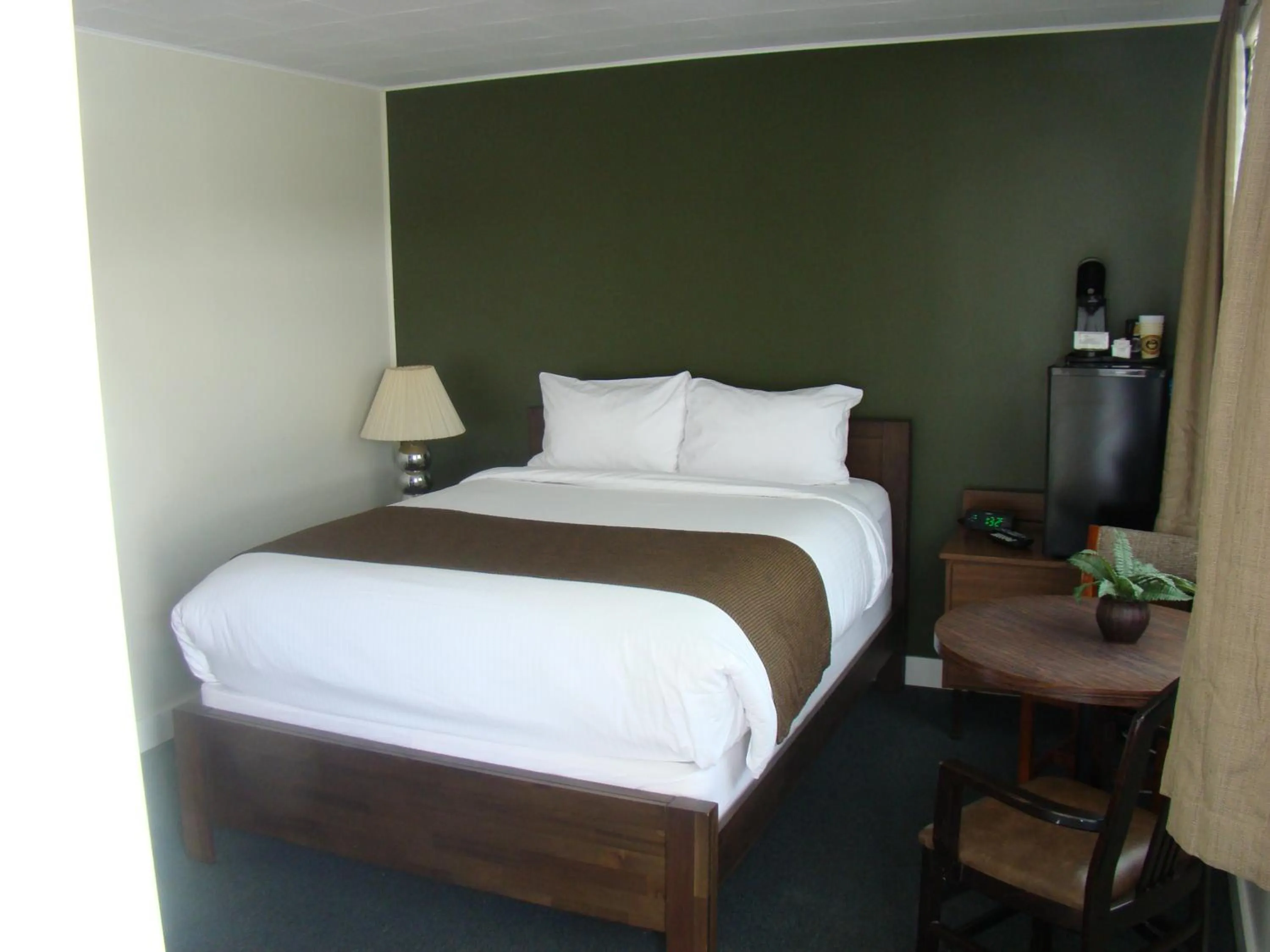 Bedroom, Bed in Paddock Inn